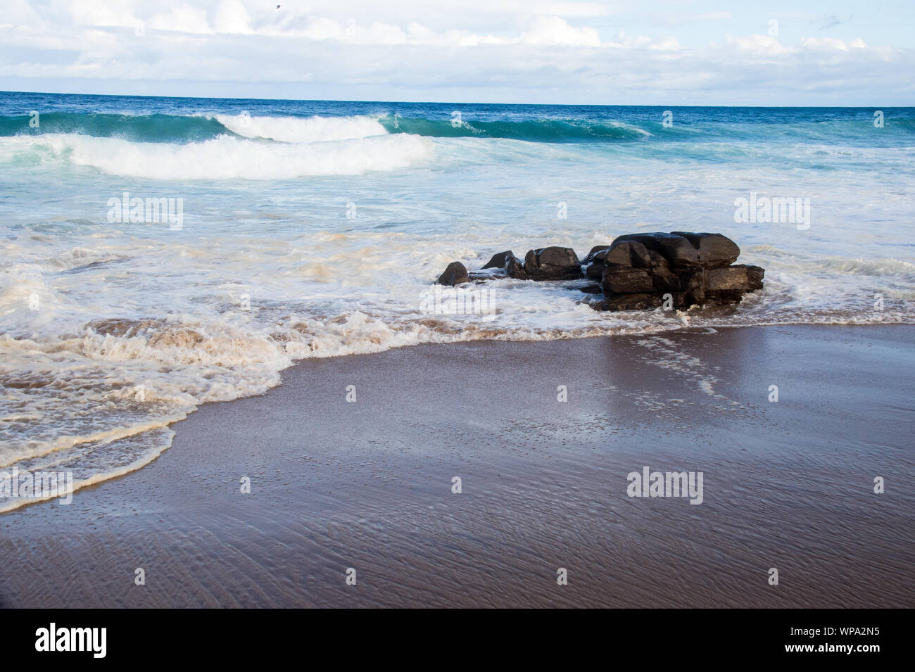 Schönen Meereslandschaft mit blauen Wasser und Wellen gegen einen Felsen wie Wellen am späten Nachmittag. Es gibt eine ruhige Atmosphäre und Coolness. Stockfoto