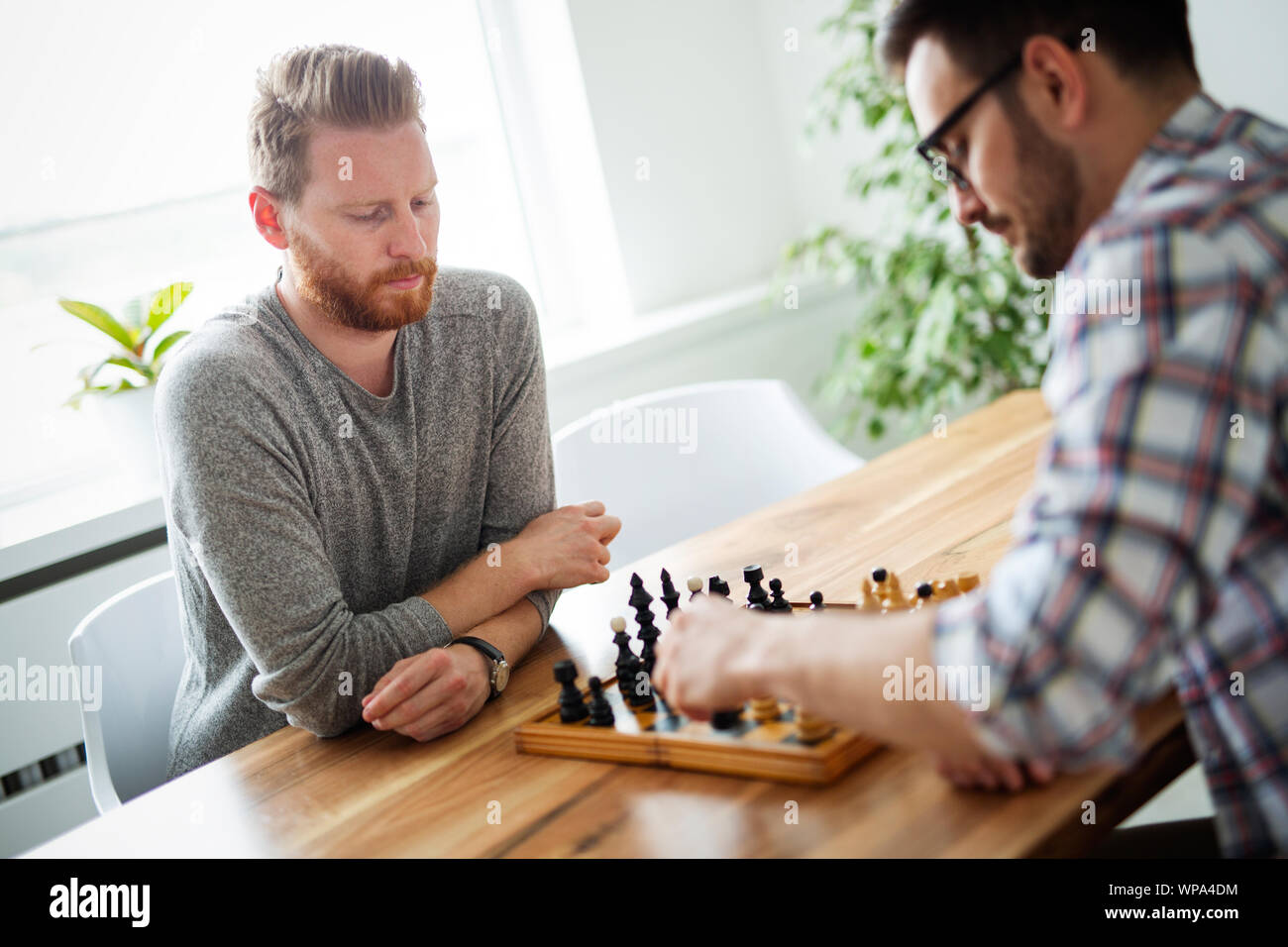 Porträt von zwei jungen Mann spielen Schach Stockfoto