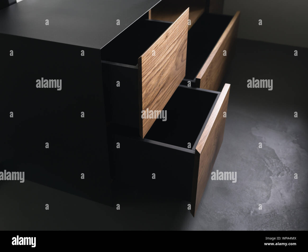 Closeup Details moderner TV-Standfuß aus Nussbaum und pulverbeschichtet Ross, flachen Fokus Stockfoto