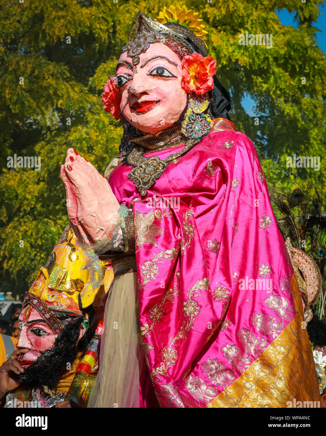 Lewisham, London, Großbritannien. September 2019. Darstellungen von Göttern mit bunten Masken und Outfits sind Teil der Prozession. Gläubige feiern das jährliche Tamil Chariot Festival (ther). Besucher mischen sich unter die Teilnehmer, während sich die farbenfrohe Prozession vom Londoner Sivan Kovil Temple aus durch den Londoner Vorort schlängelt. Quelle: Imageplotter/Alamy Live News Stockfoto