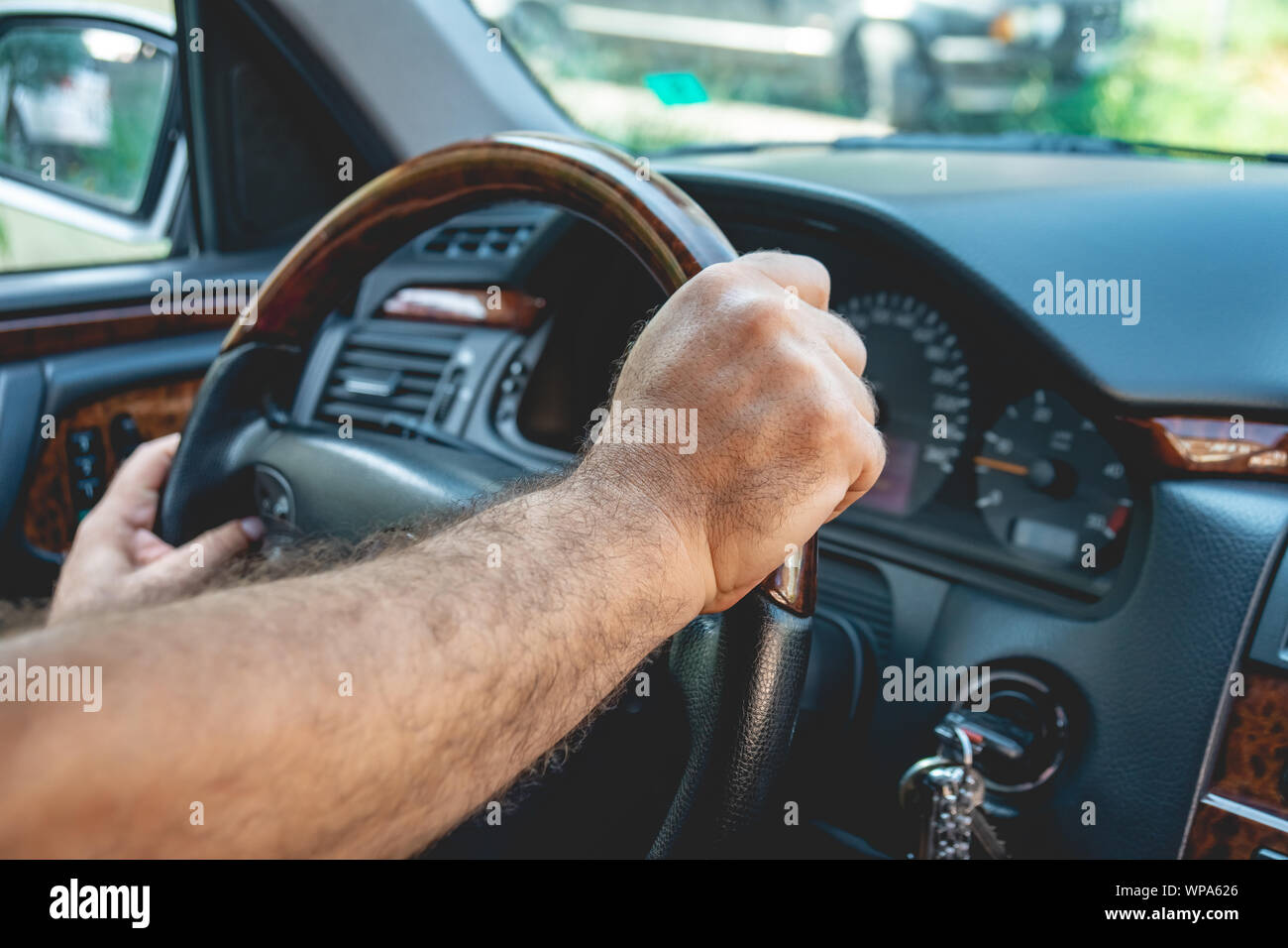 Männliche Fahrer Hände halten Lenkrad. Mann, der ein Auto fährt. Transport  Stockfotografie - Alamy