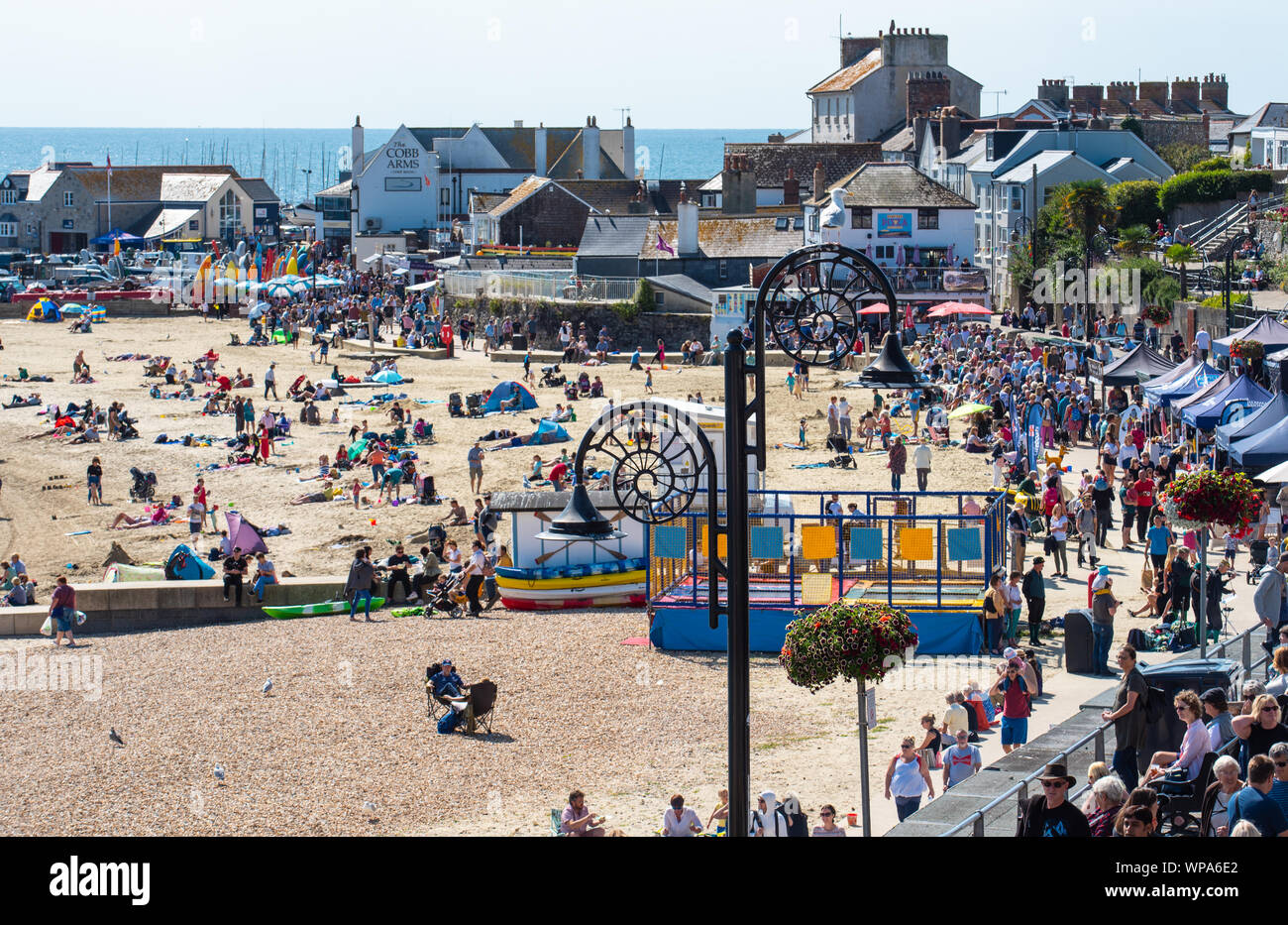 Lyme Regis, Dorset, Großbritannien. 8. September 2019. UK Wetter: Massen strömen zu den Strand im Badeort von Lyme Regis der Mark Hix Food Festival auf einen Nachmittag mit herrlich warmen Sonnenstrahlen zu genießen. Credit: Celia McMahon/Alamy leben Nachrichten Stockfoto