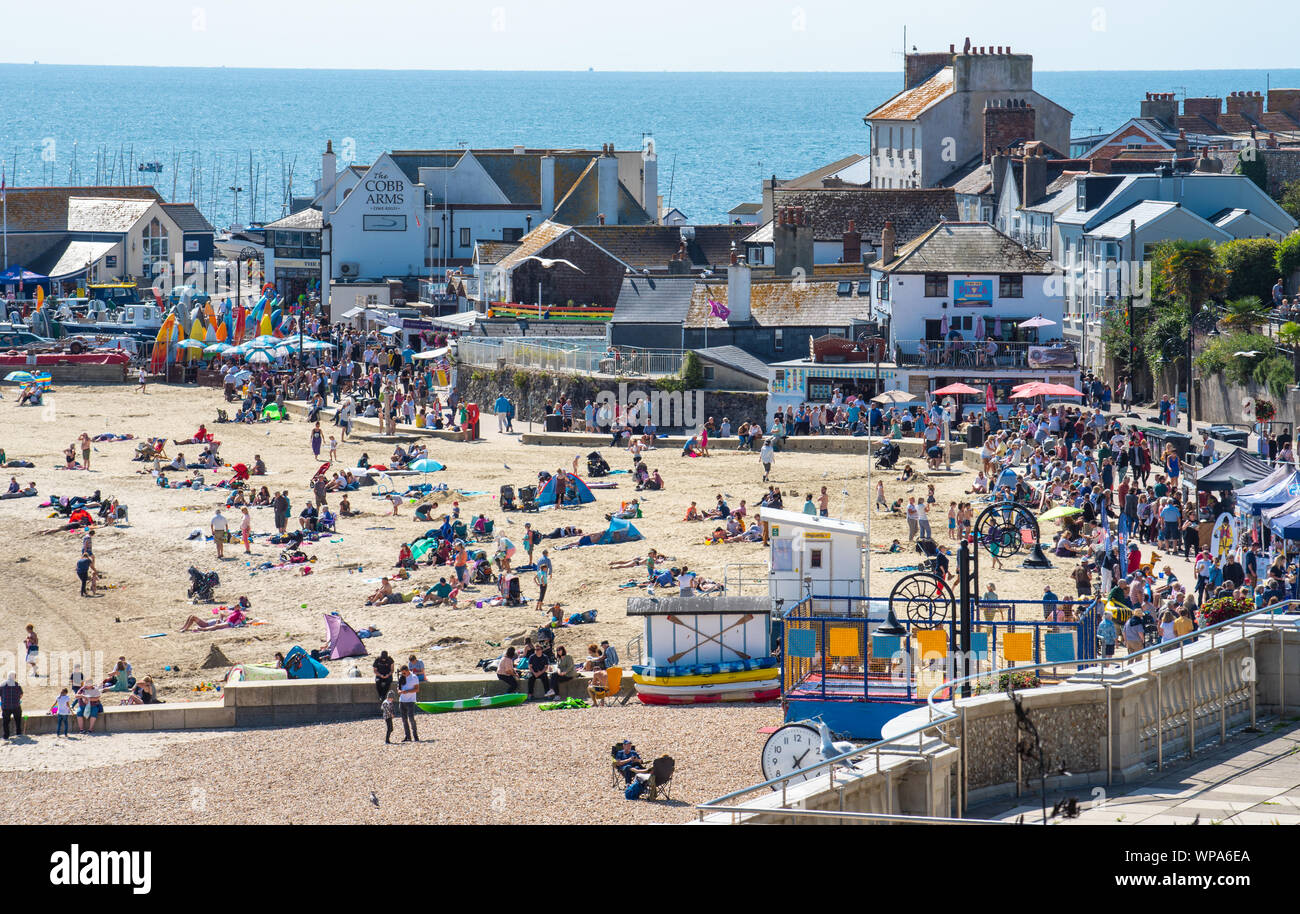 Lyme Regis, Dorset, Großbritannien. 8. September 2019. UK Wetter: Massen strömen zu den Strand im Badeort von Lyme Regis der Mark Hix Food Festival auf einen Nachmittag mit herrlich warmen Sonnenstrahlen zu genießen. Credit: Celia McMahon/Alamy leben Nachrichten Stockfoto