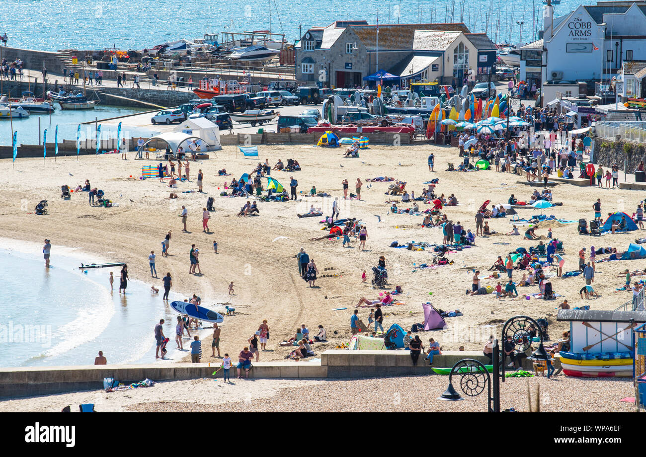Lyme Regis, Dorset, Großbritannien. 8. September 2019. UK Wetter: Massen strömen zu den Strand im Badeort von Lyme Regis ein Nachmittag mit herrlich warmen Sonnenstrahlen zu genießen. Credit: Celia McMahon/Alamy leben Nachrichten Stockfoto