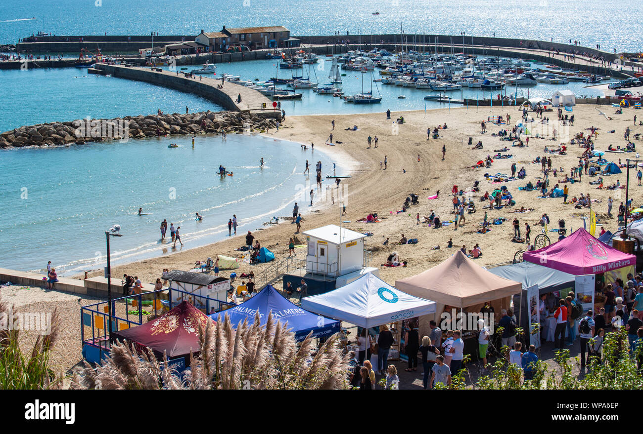 Lyme Regis, Dorset, Großbritannien. 8. September 2019. UK Wetter: Massen strömen zu den Strand im Badeort von Lyme Regis der Mark Hix Food Festival auf einen Nachmittag mit herrlich warmen Sonnenstrahlen zu genießen. Credit: Celia McMahon/Alamy leben Nachrichten Stockfoto