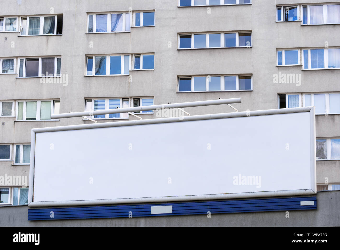 Große leere Plakatwand gegen Mehrfamilienhaus Eigentumswohnung in der Stadt. Stockfoto