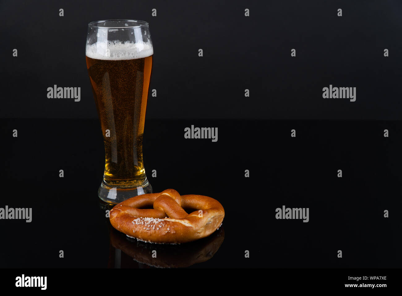 Bier und Brezel Oktoberfest. schwarzer Hintergrund. Low Key Stockfoto