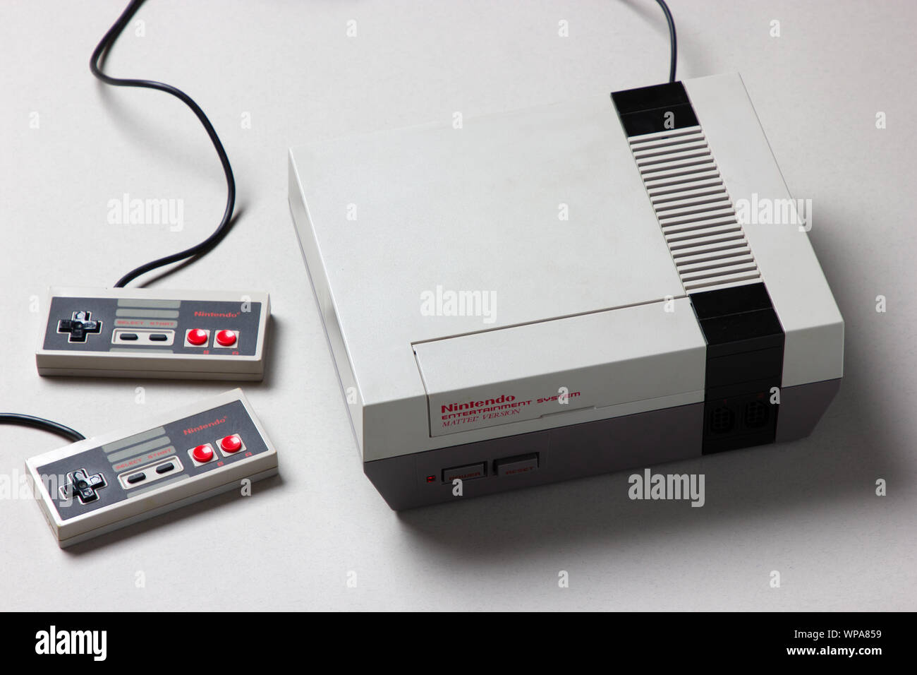 Ein wunderschön Studio Aufnahme des ursprünglichen "NES" Nintendo Entertainment System TV Spielekonsole Stockfoto