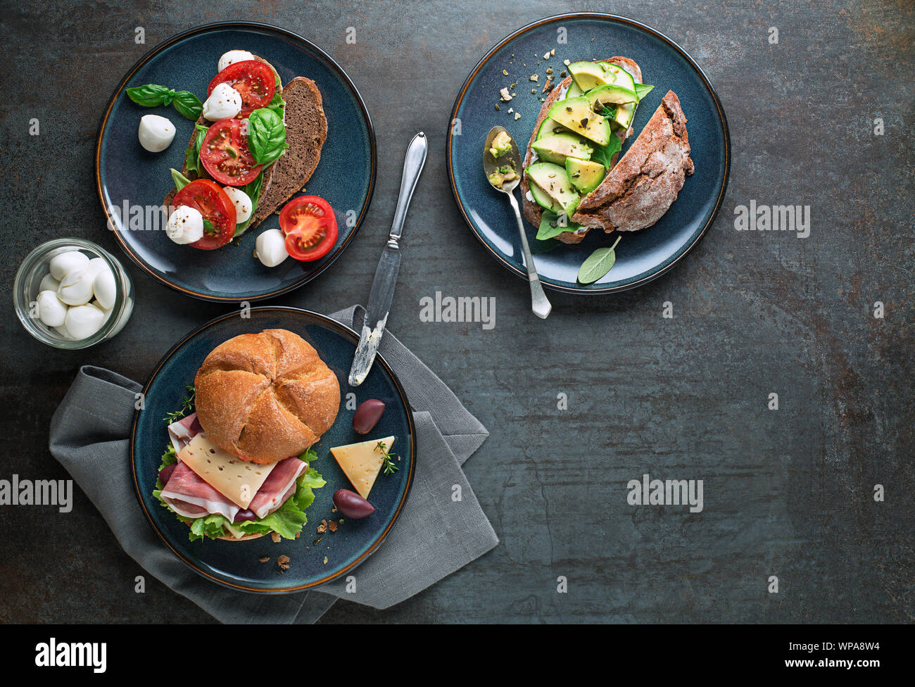 Frühstück serviert mit verschiedenen Sandwiches mit Gemüse, Käse und Schinken. Continental leckeren, gesunden Frühstück Tabelle Stockfoto