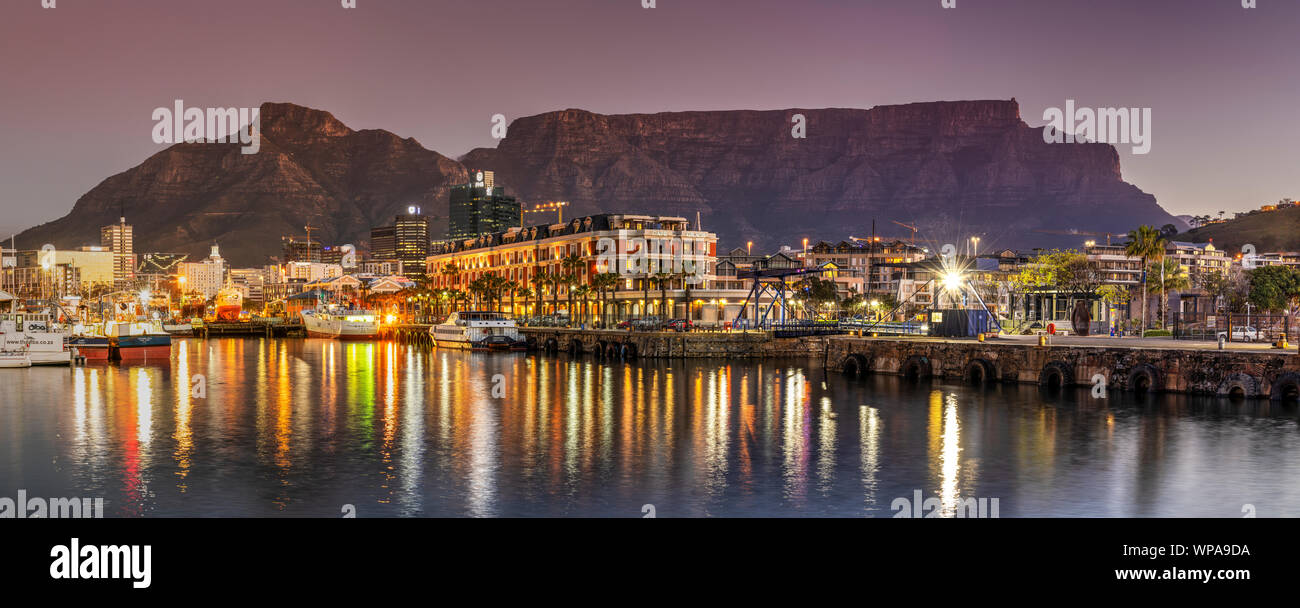 Victoria & Alfred (V&A Waterfront mit dem Tafelberg im Hintergrund, Cape Town, Western Cape, Südafrika Stockfoto