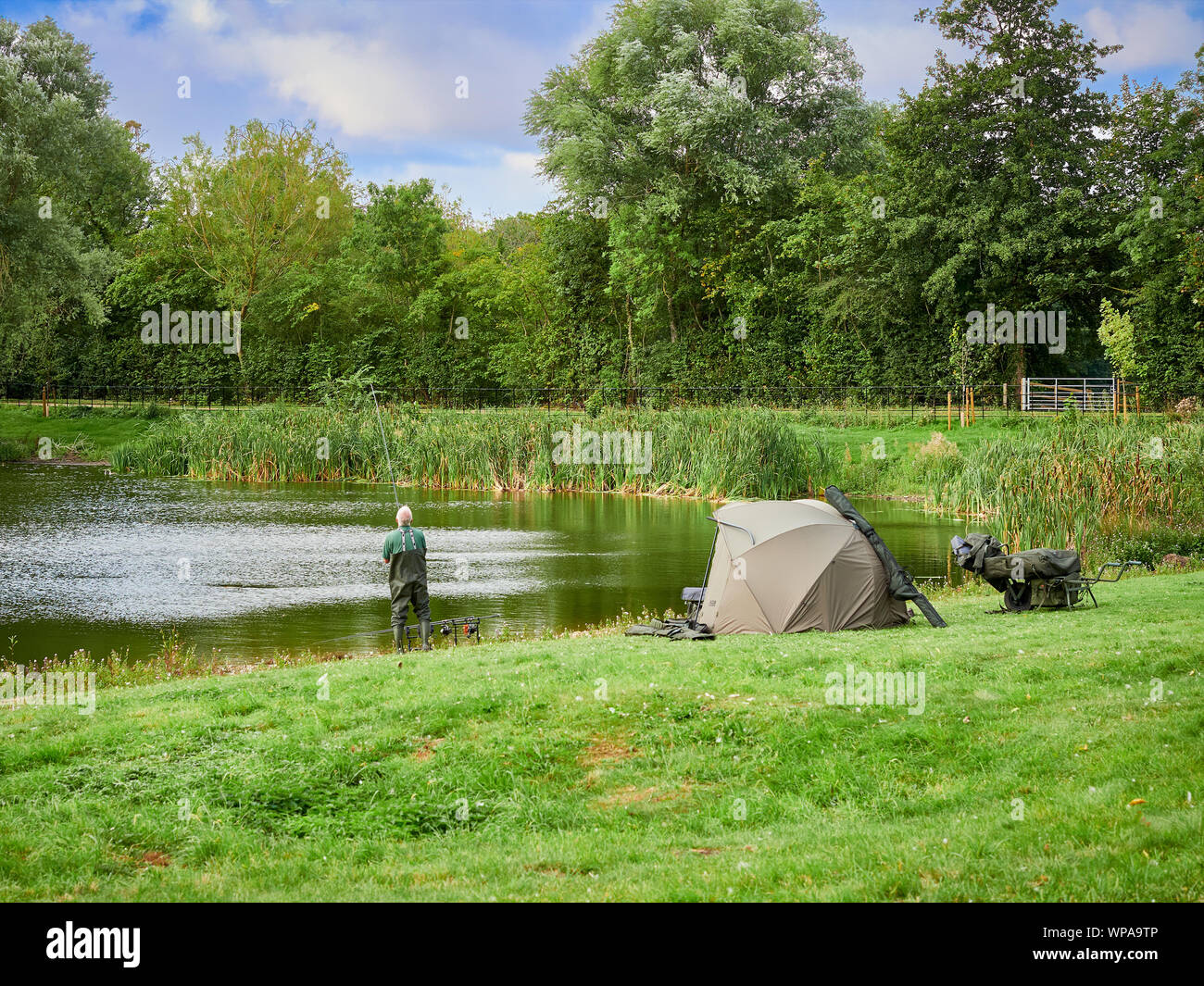 Angler verbringen ihre Freizeit Angeln als Hobby an der Seite von Culverthorpe See in der Nähe von Grantham in Lincolnshire mit Zelt wie Unterstände Stockfoto