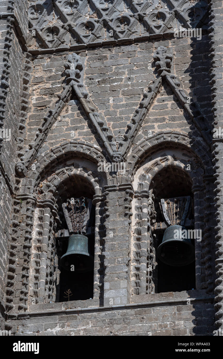 Santo Tome el Viejo Kirche Fassade und Turm im gotischen Stil inmitten von Dächern Landschaft in Avila. Es hat die längste und imposante Wand vollständig encirc Stockfoto