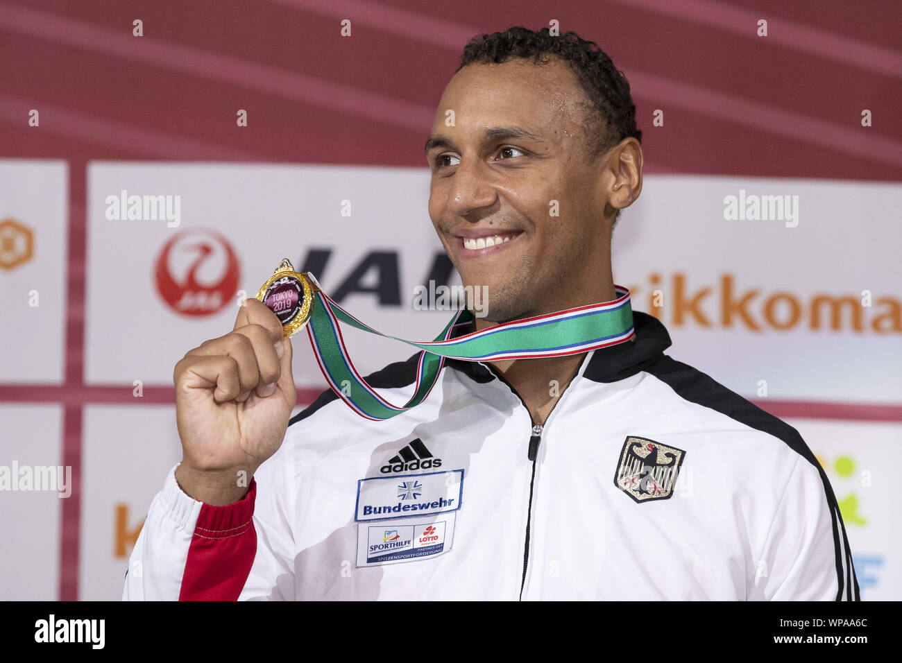 Tokio, Japan. 8. Sep 2019. Jonathan Horne (Deutschland) Goldmedaillengewinner von 84-kg-Klasse der männlichen Kumite, stellt für die Kameras bei der Verleihung des Karate 1 Premier League Tokyo 2019. Das Karate 1 Premier League ist von September 6 bis 8 an der Nippon Budokan statt. Karate wird seine Premiere auf der Tokyo Olympischen Sommerspiele 2020 machen. Credit: Rodrigo Reyes Marin/ZUMA Draht/Alamy leben Nachrichten Stockfoto