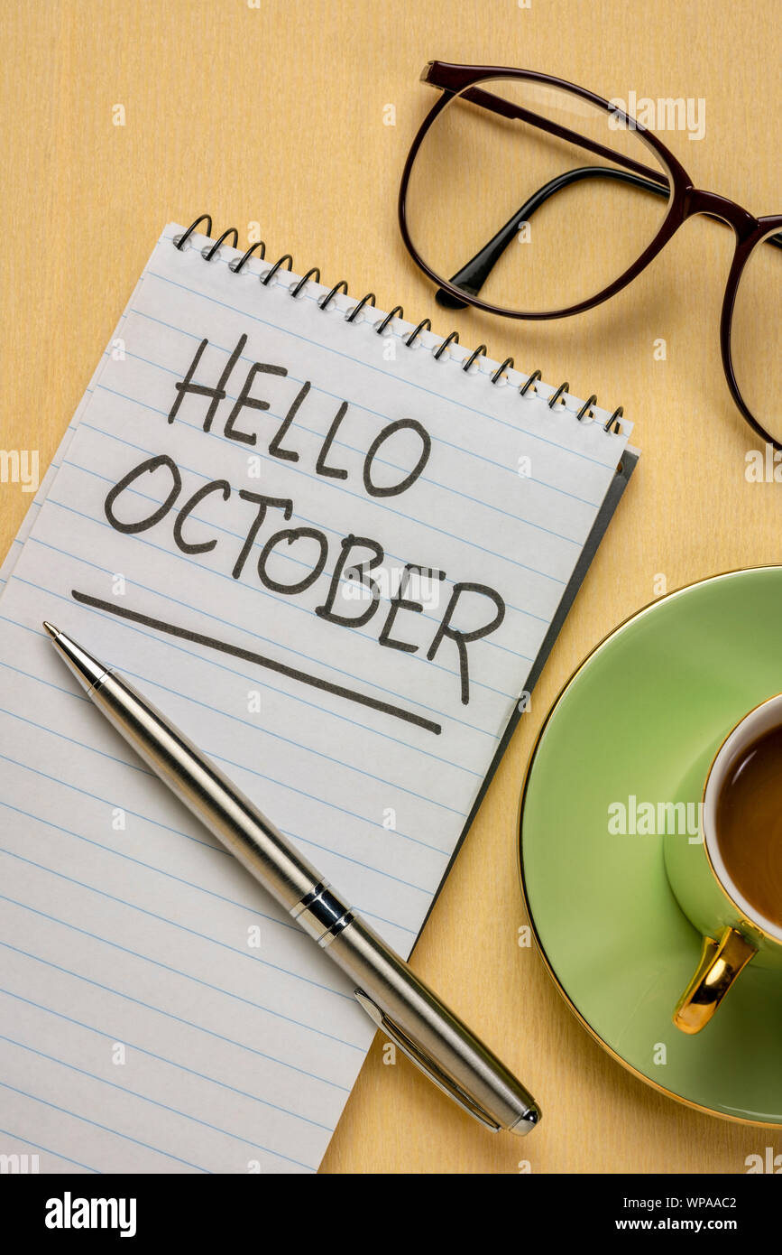 Hallo Oktober - Handschrift in einem Notebook mit einer Tasse Kaffee, business Erinnerung Konzept Stockfoto