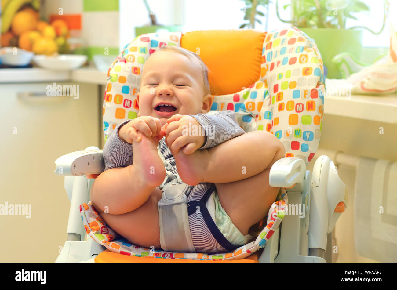 Kleines Kind im Hochstuhl sitzen und winkte seinen Löffel. Ausdruck bei der  Nahrungsaufnahme. Russische Kind Stockfotografie - Alamy