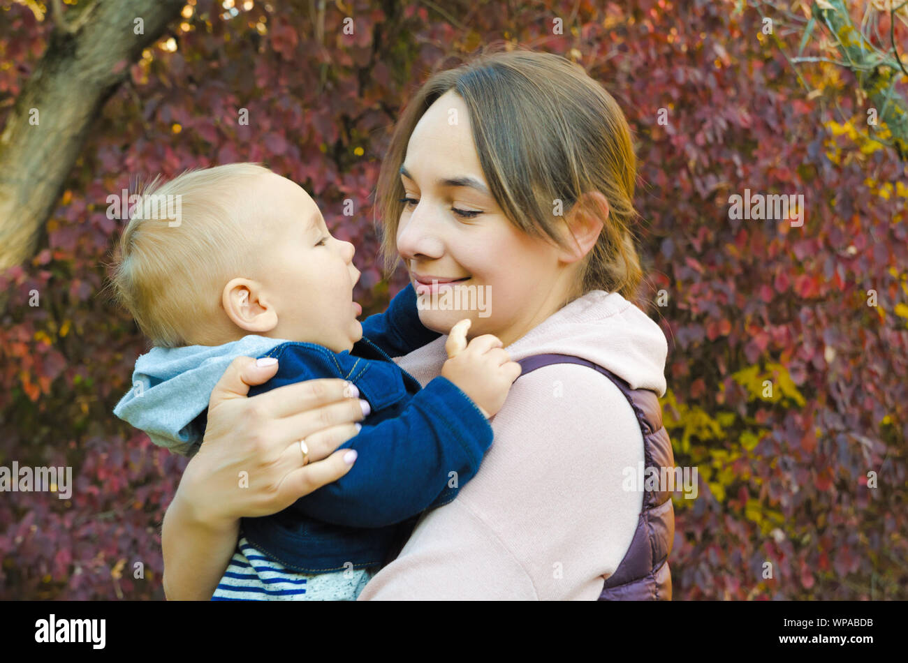 Mutter und Baby im Herbst Park Stockfoto