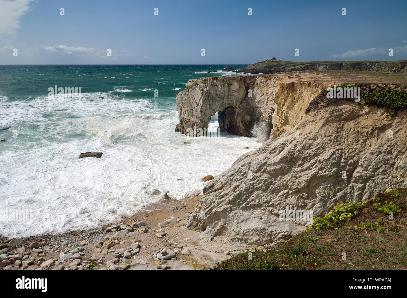 Stürmisches Wetter mit schäumenden Wellen gegen die natürlichen Felsen und stone arch'Arche de Port Blanc", Halbinsel Quiberon, Bretagne, Frankreich. Stockfoto