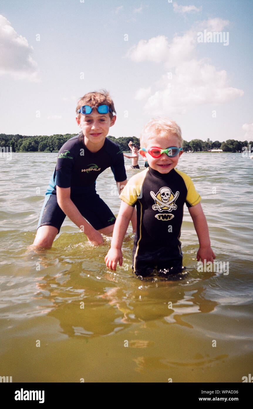 Zwei jungen schwimmen Fotos und Bildmaterial in hoher Auflösung Alamy