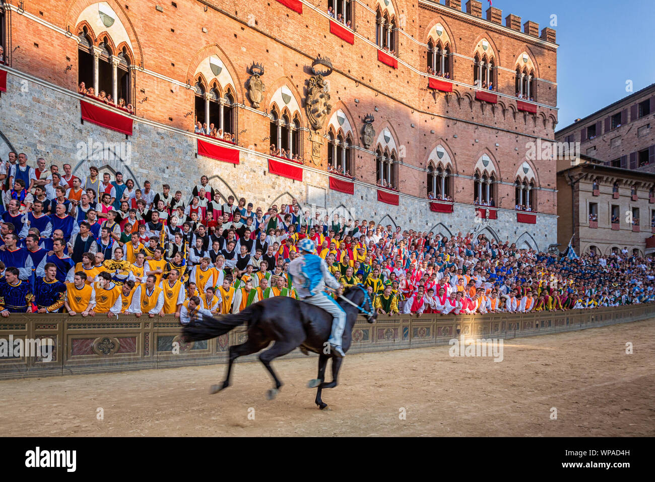 Das Palio di Siena Pferderennen auf der Piazza del Campo in Siena, Toskana, Italien Stockfoto
