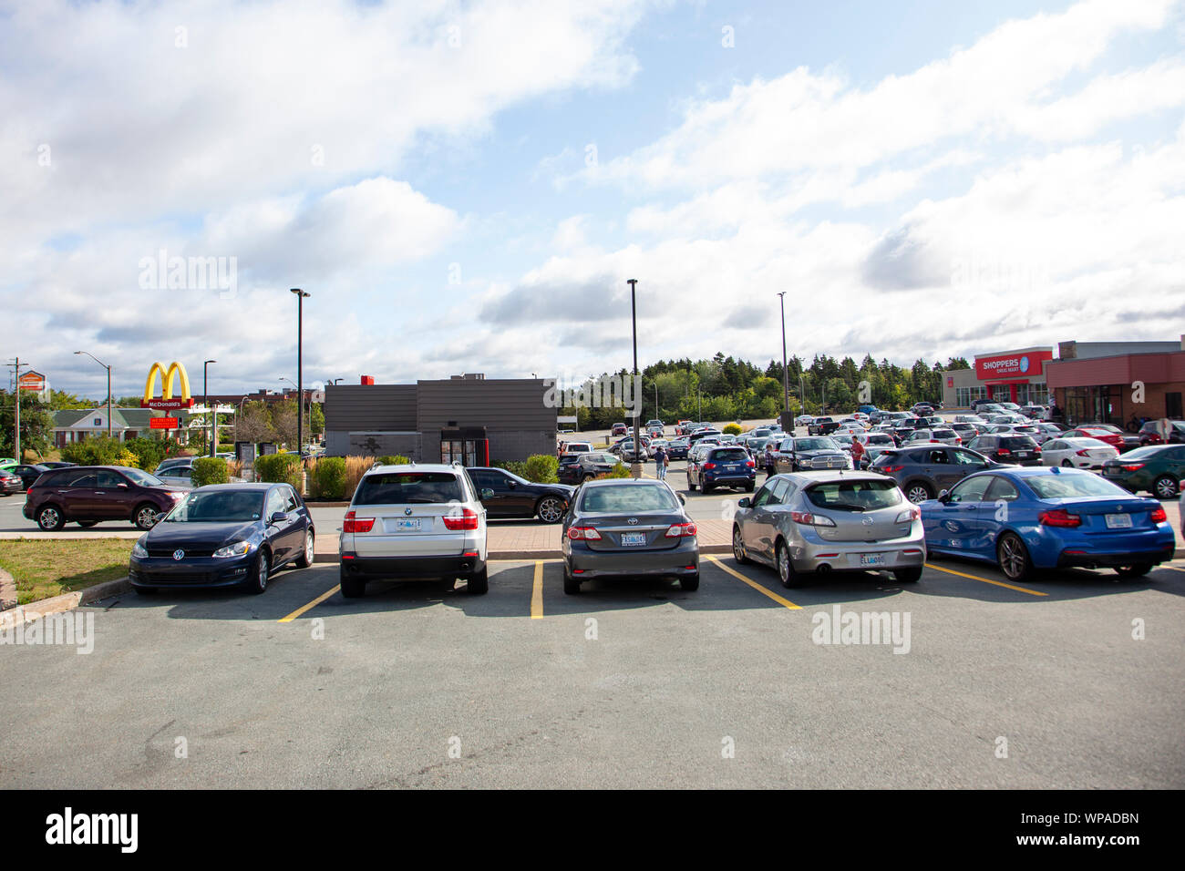 September 8, 2019 - Clayton Park, Halifax, Neuschottland - Stapel von Autos und Menschen, die versuchen, zu Mcdonalds und Tim Hortons am Morgen nach Hurric Stockfoto