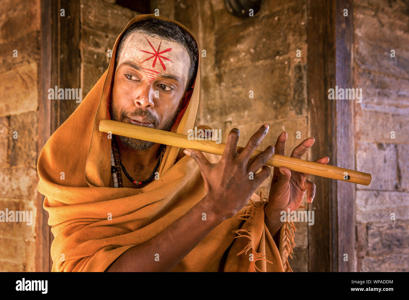 Ein sadhu oder heiligen Mann mit einer Flöte, Pashupatinath Tempel, Kathmandu, Nepal Stockfoto
