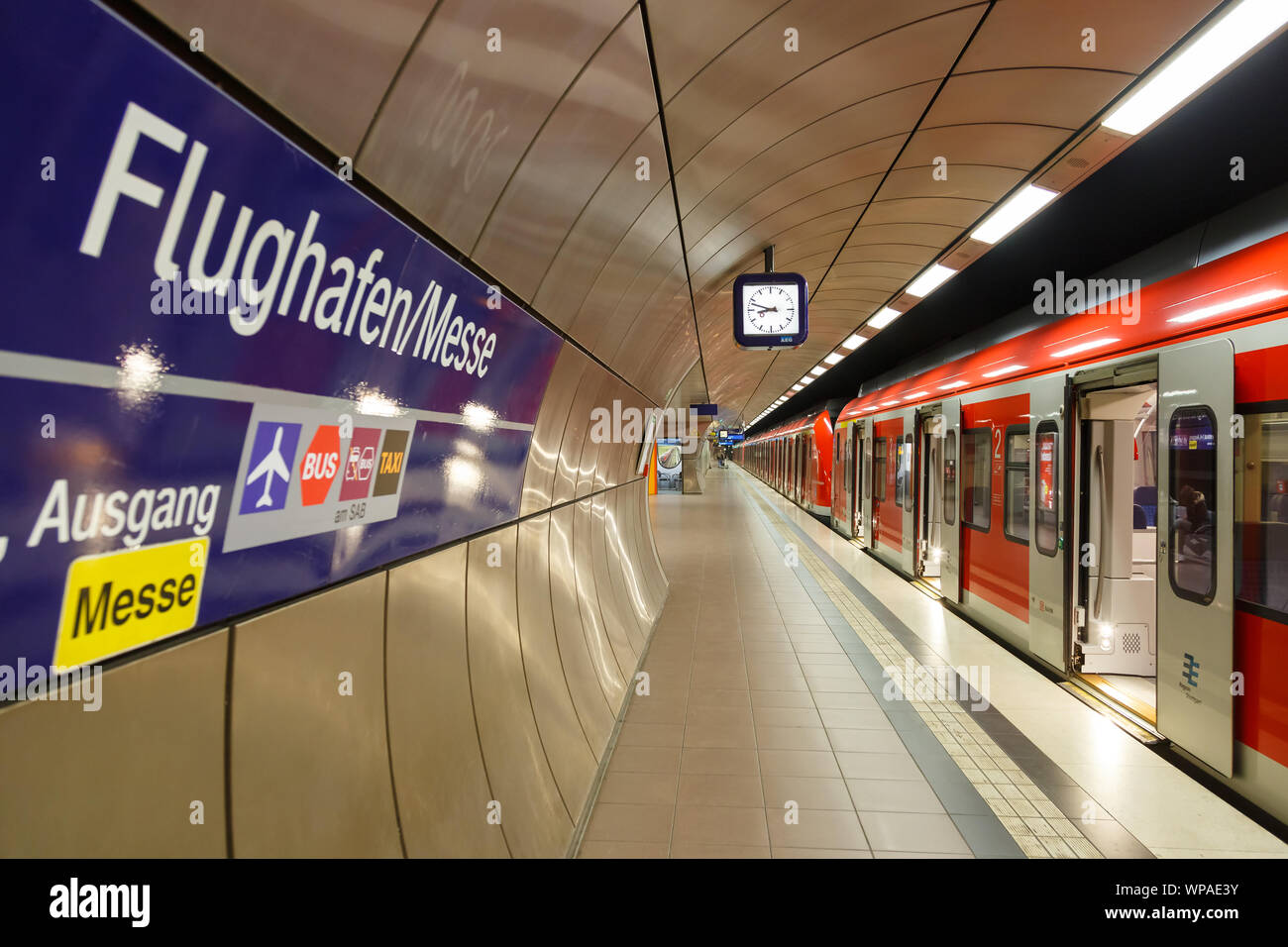 Stuttgart, Deutschland - 26. Mai 2019: Bahnhof am Flughafen Stuttgart (STR) in Deutschland. Stockfoto