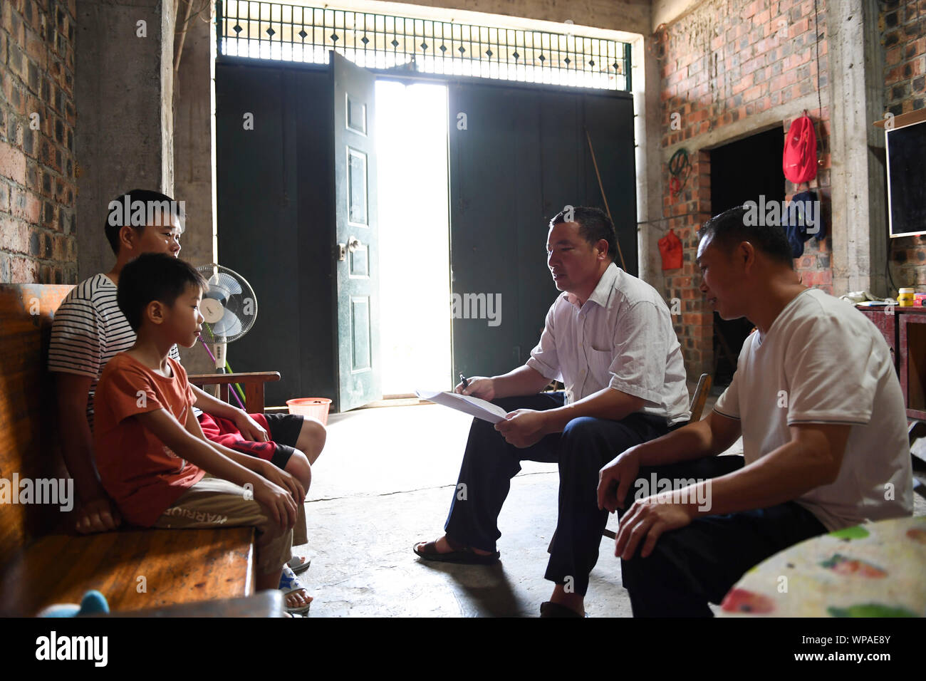 (190908) -- TIANDONG, Sept. 8, 2019 (Xinhua) - Wei Guoji (2. R) und ein anderer Lehrer (1. R) Besuch eines Studenten ein Zuhause bei Tuogua Dorf in Zuodeng Yao ethnischen Gemeinde Tiandong County, South China Guangxi Zhuang autonomen Region, Sept. 3, 2019. In den abgelegenen Bergen County, Tiandong Tuogua Grundschule ist über 60 km entfernt von der Kreisstadt, die nur noch mit einem robusten Mountain Road führen kann. Die 53-jährige Wei Guoji, ein Eingeborener ins Dorf, ist das Prinzip der Dorfschule. Wei wurde als Ersatz Lehrer der Schule nach Abschluss der Junior High School rekrutiert Stockfoto