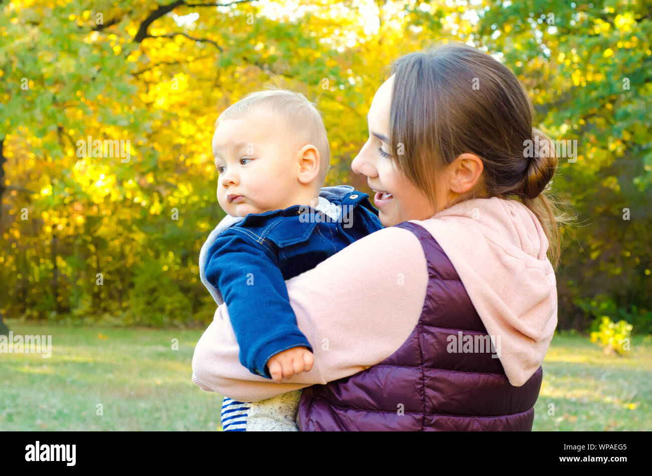 Mutter und Baby im Herbst Park Stockfoto