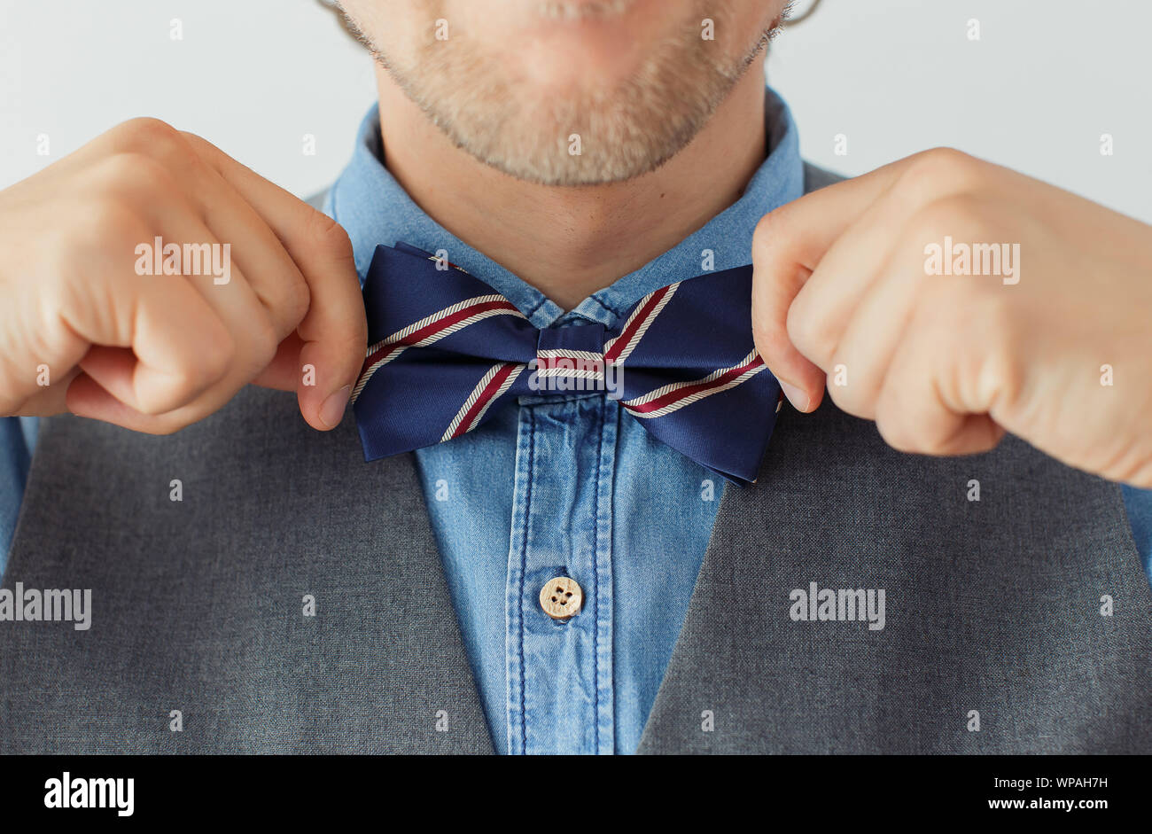 Mann mit Bart tragen bowtie, hipster Style Stockfoto