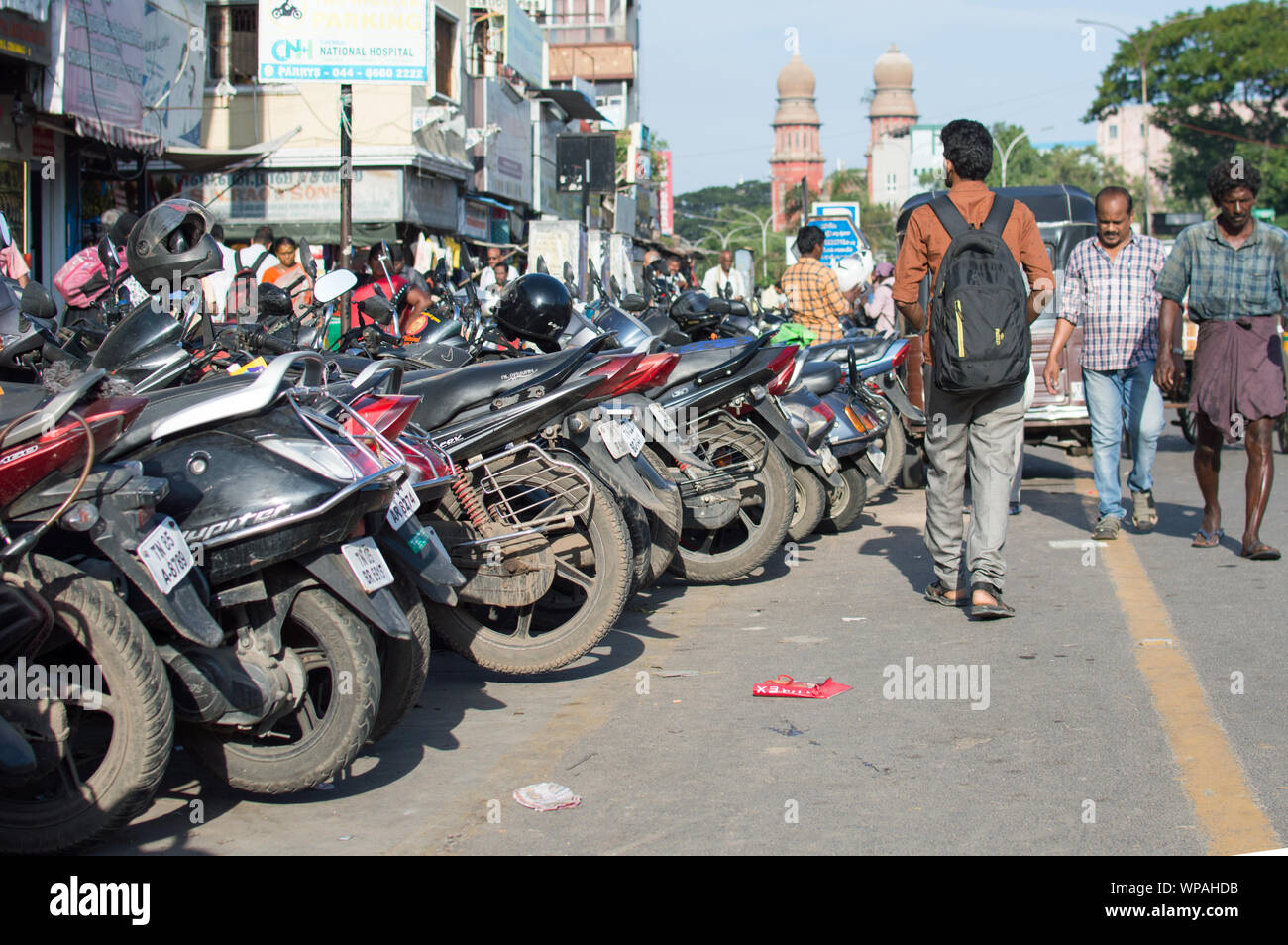 Große Anzahl von Fahrrädern in der Straße von Chennai geparkt in einem gelben Grenzlinie Stockfoto