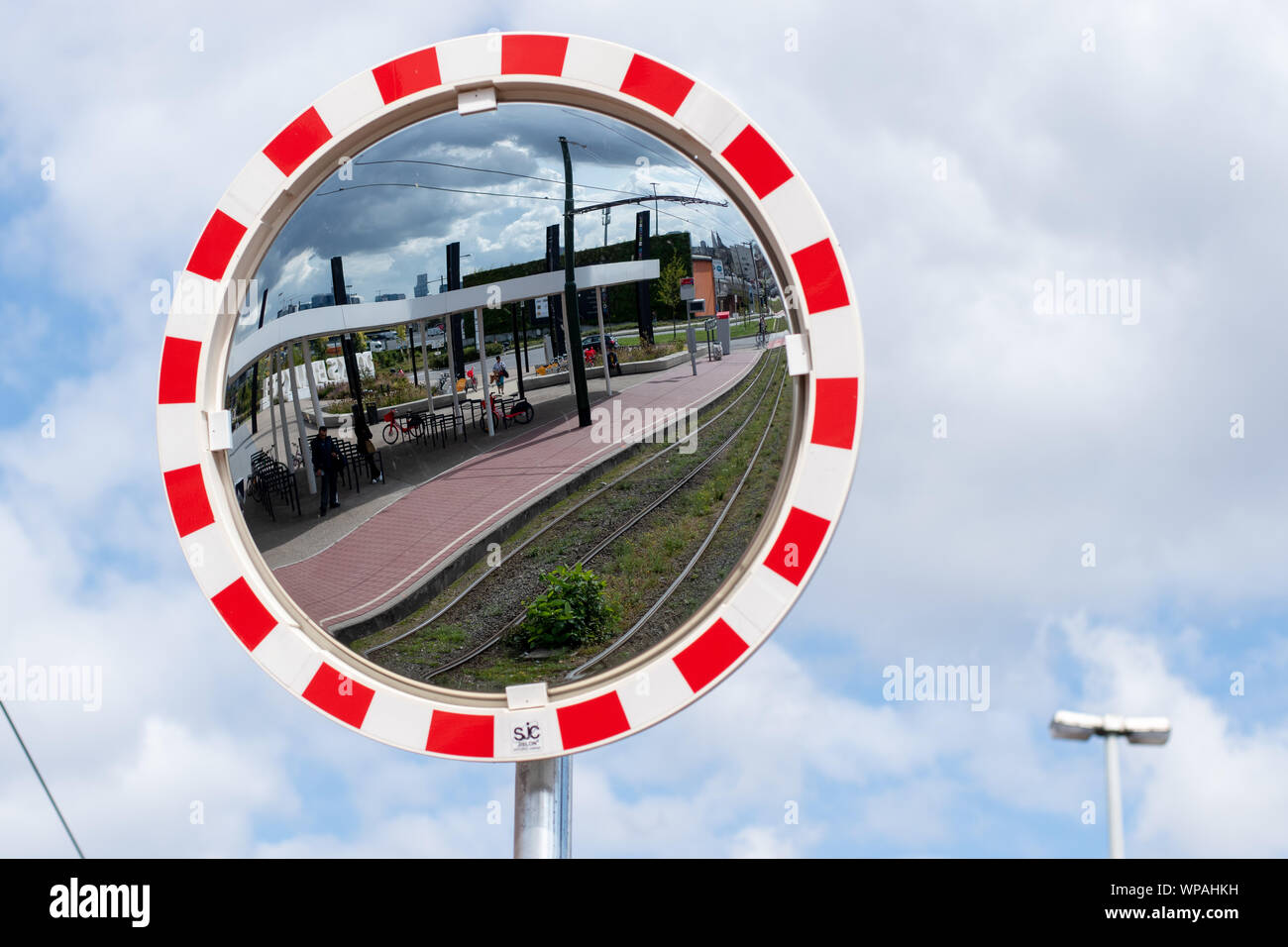 Ein Blick auf die Straßenbahnhaltestelle in einem Spiegel in Brüssel, Belgien Stockfoto