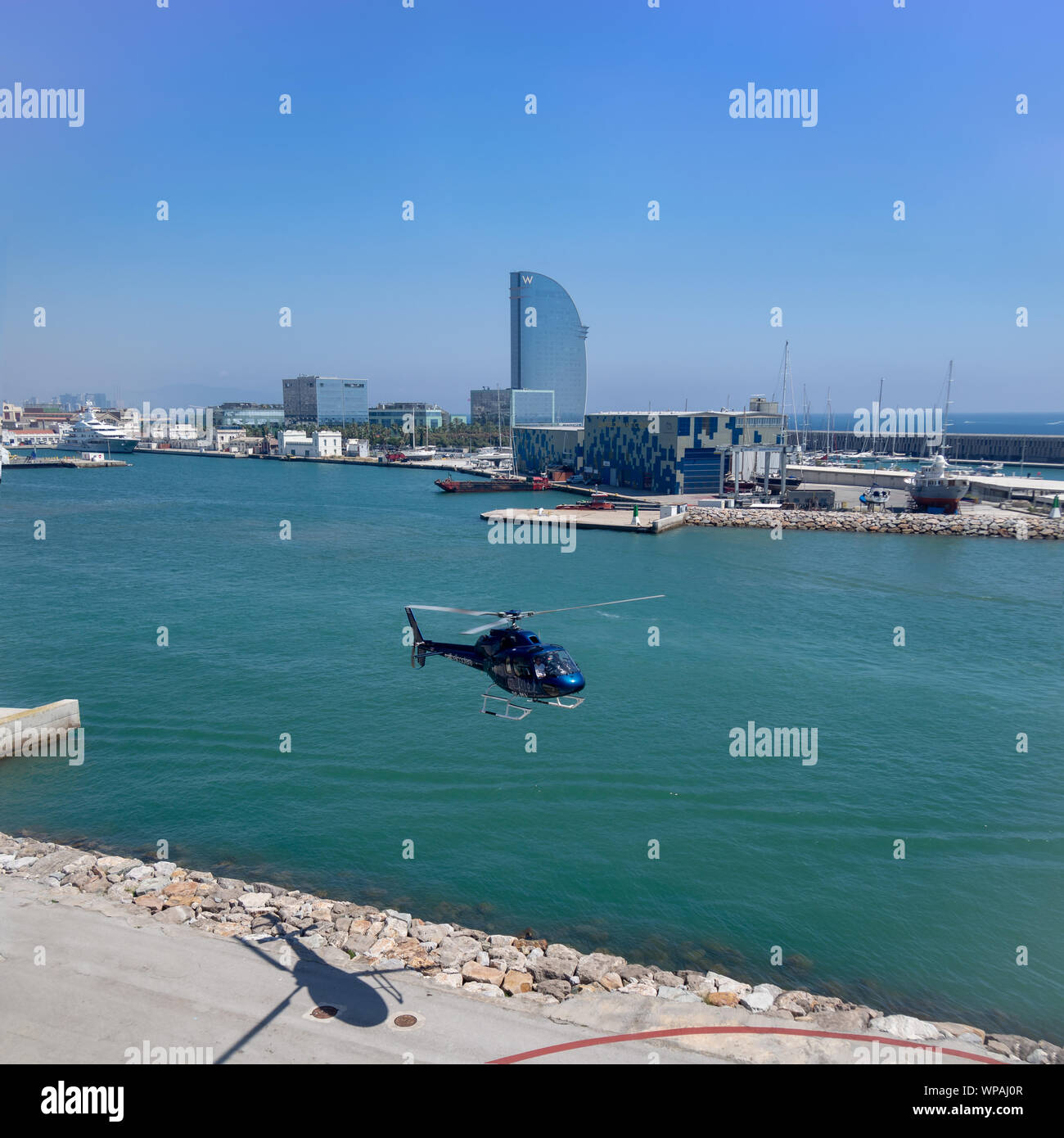 BARCELONA, Spanien - 9. Mai 2019: Touristische Hubschrauber (Chopper) Landung im Port Vell in der Stadt Stockfoto