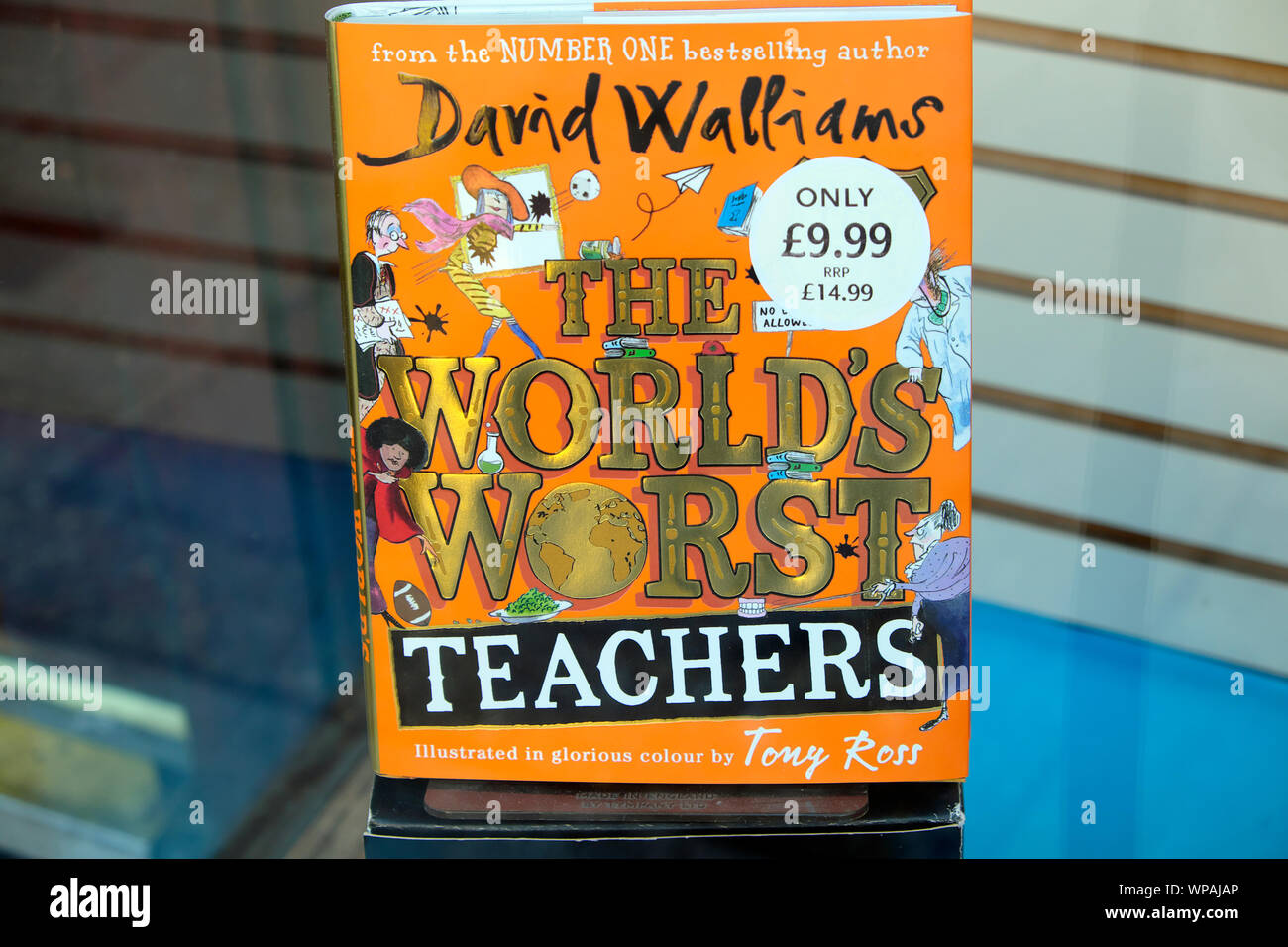 David Walliams Buch Cover schlimmsten Lehrer der Welt zum Verkauf in Waterstones Buchhandlung Fenster in London England Großbritannien UK KATHY DEWITT Stockfoto