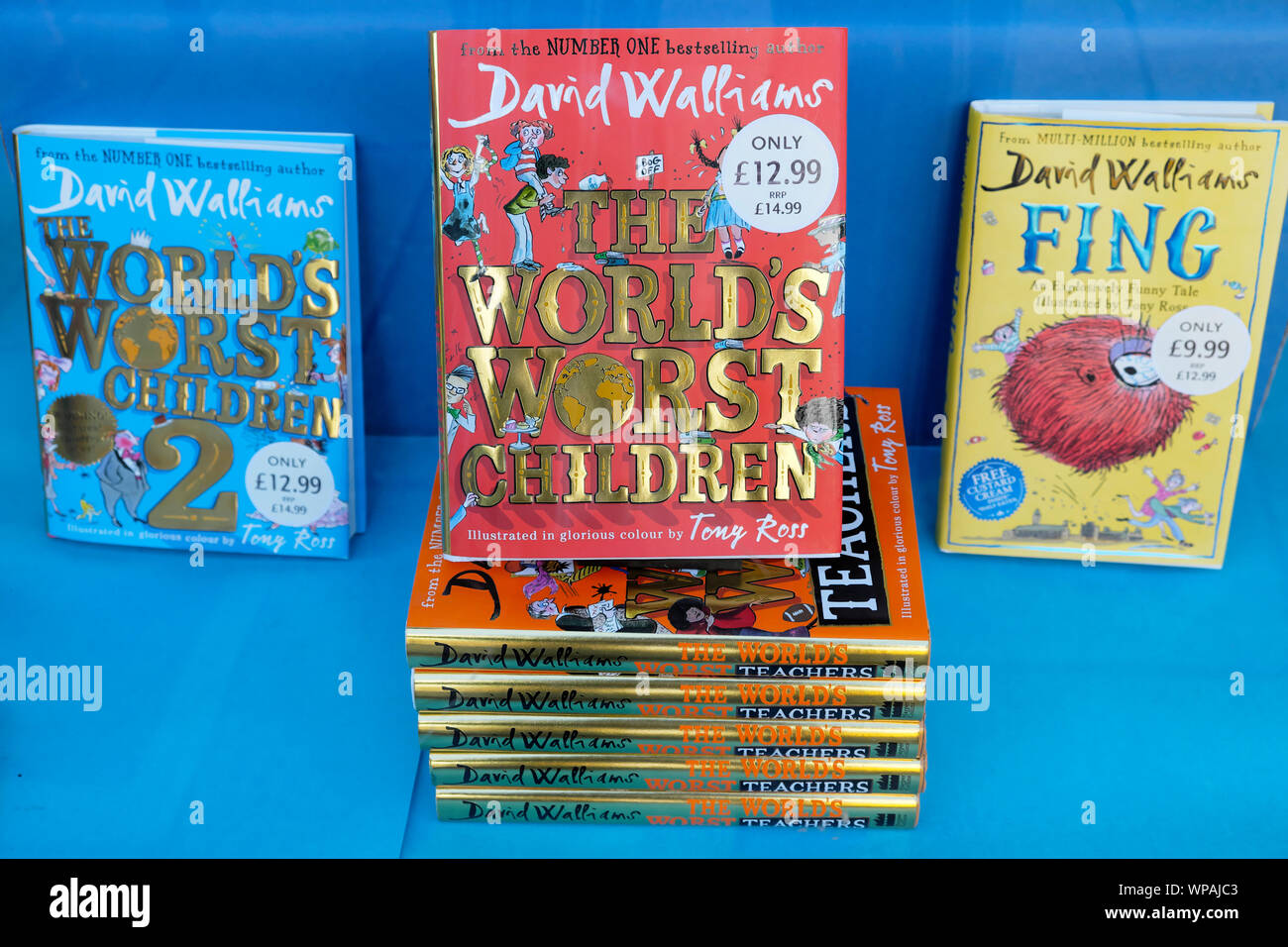 Britische Kinder Autor und Schauspieler David Walliams Buch deckt zum Verkauf in Waterstones Schaufenster London England Großbritannien UK KATHY DEWITT Stockfoto