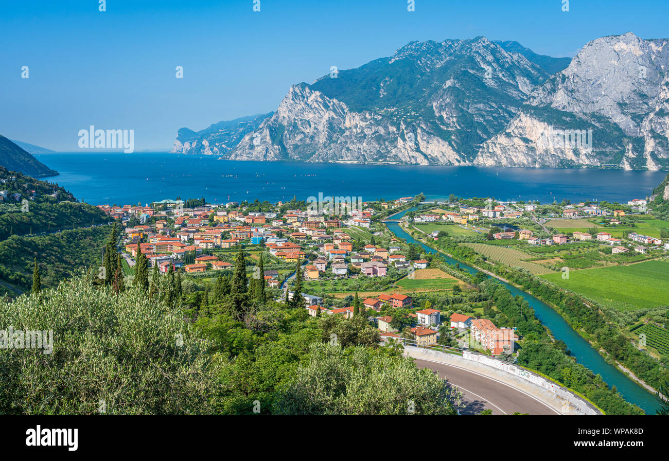 Panoramablick von Riva del Garda am Gardasee. Provinz Trient, Trentino Alto Adige, Italien. Stockfoto