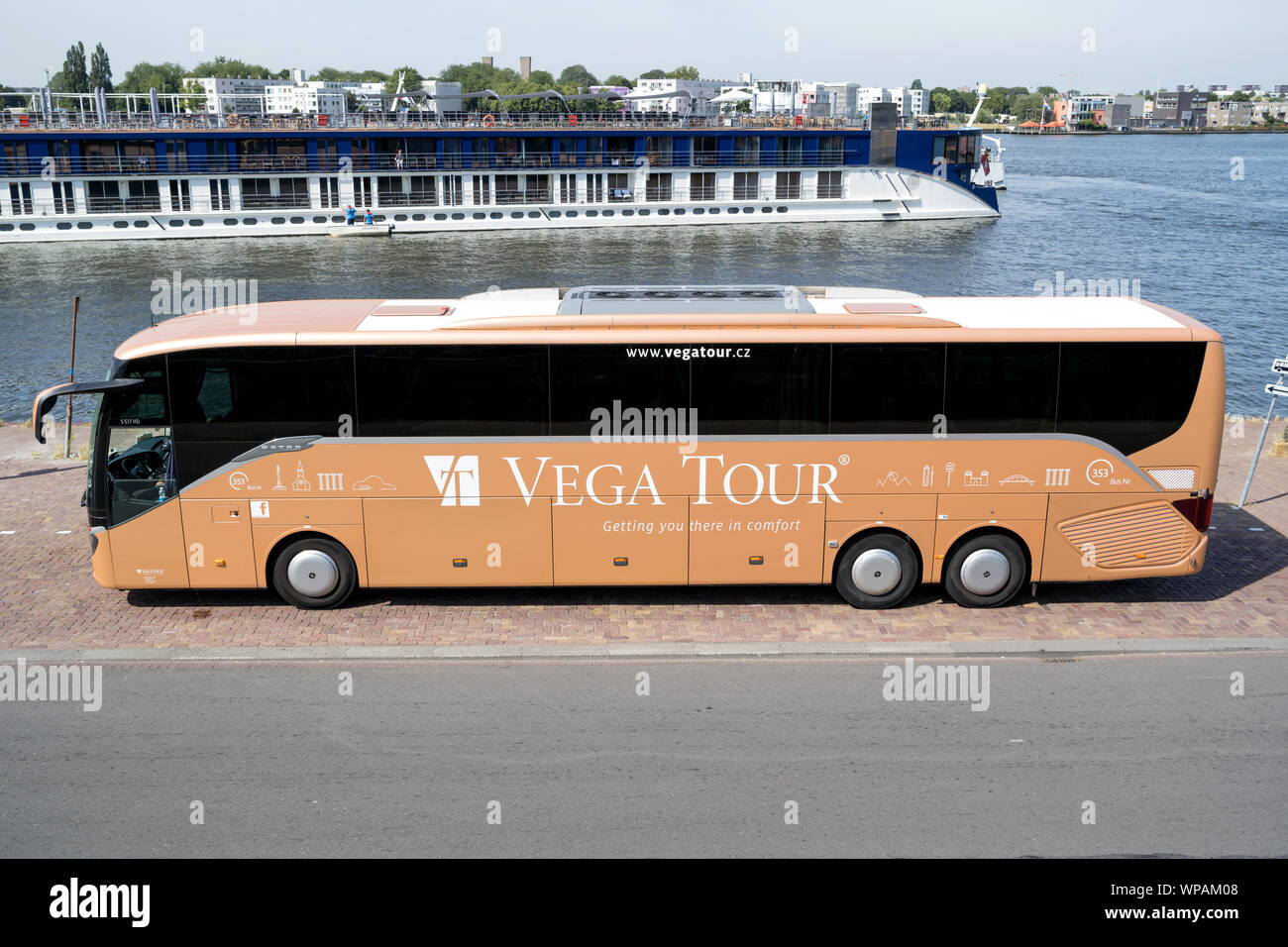 Vega Reisebus in Amsterdam River Cruise Ship Pier. Stockfoto