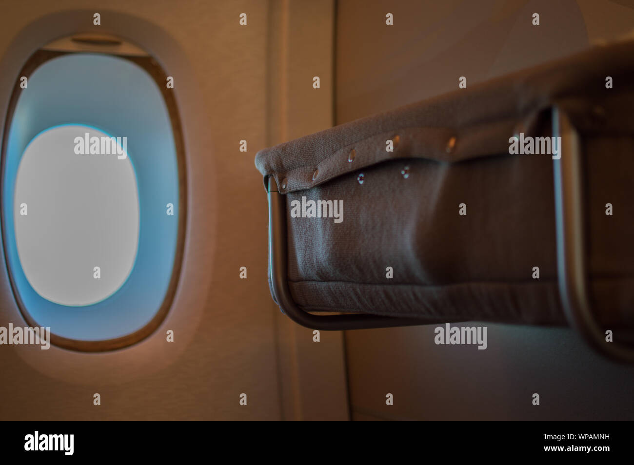 Ein babykörbchen Sitz und hellen Fenster Blick aus dem Flug Stockfoto