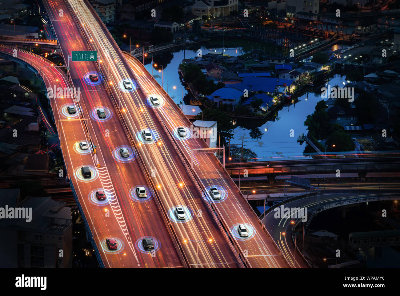 Smart Auto (HUD), autonomen Modus Fahrzeug selbst zu fahren, auf Metro City Road Iot-Konzept mit grafischen Sensor Radar-Signal-System und Internet Sensor conn Stockfoto