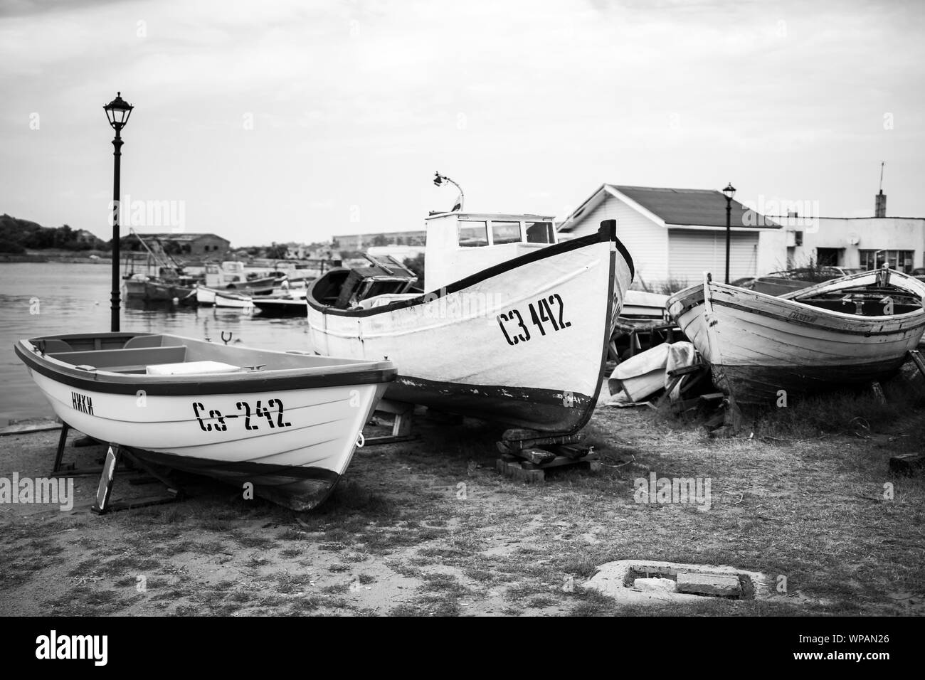 SOZOPOL, Bulgarien - Juni 28, 2019: Fischerboote am Seehafen an der Pier. Schwarz und Weiß. Stockfoto