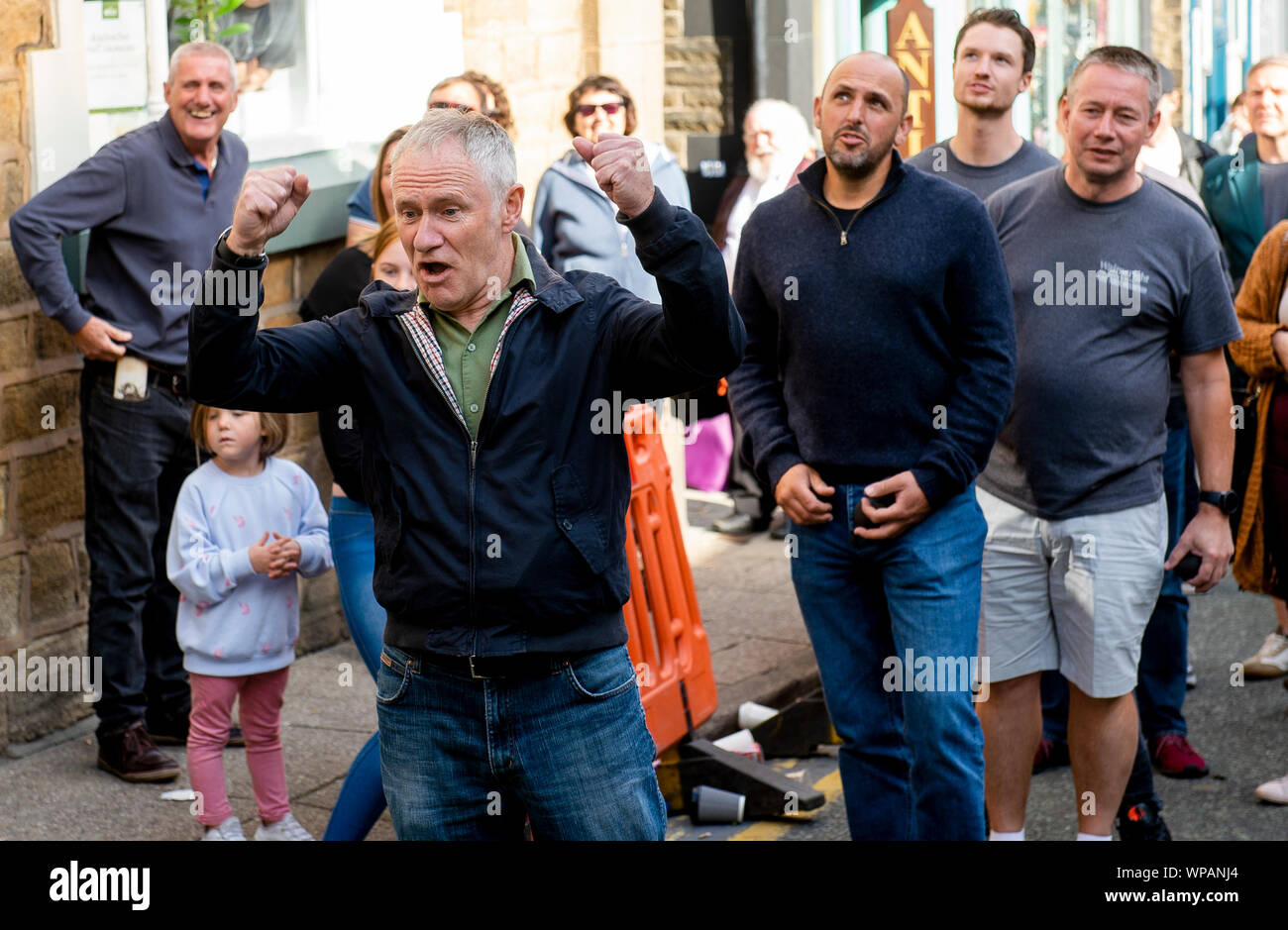 Ein Mitbewerber reagiert während der jährlichen Welt Blutwurst werfen Meisterschaften in Ramsbottom, Lancashire. PA-Foto. Bild Datum: Sonntag, den 8. September 2019. Lokale Legenden behaupten die Tradition geht zurück auf den Krieg der Rosen. Kriegsparteien des Hauses Lancaster und dem Haus von York sind sagte aus Munition zu laufen haben und Zuflucht zu werfen essen an jedem anderen bei einer Schlacht, Stubbins, Lancashire im Jahre 1455. Siehe PA Geschichte soziale BlackPudding. Foto: Peter Powell/PA-Kabel Stockfoto