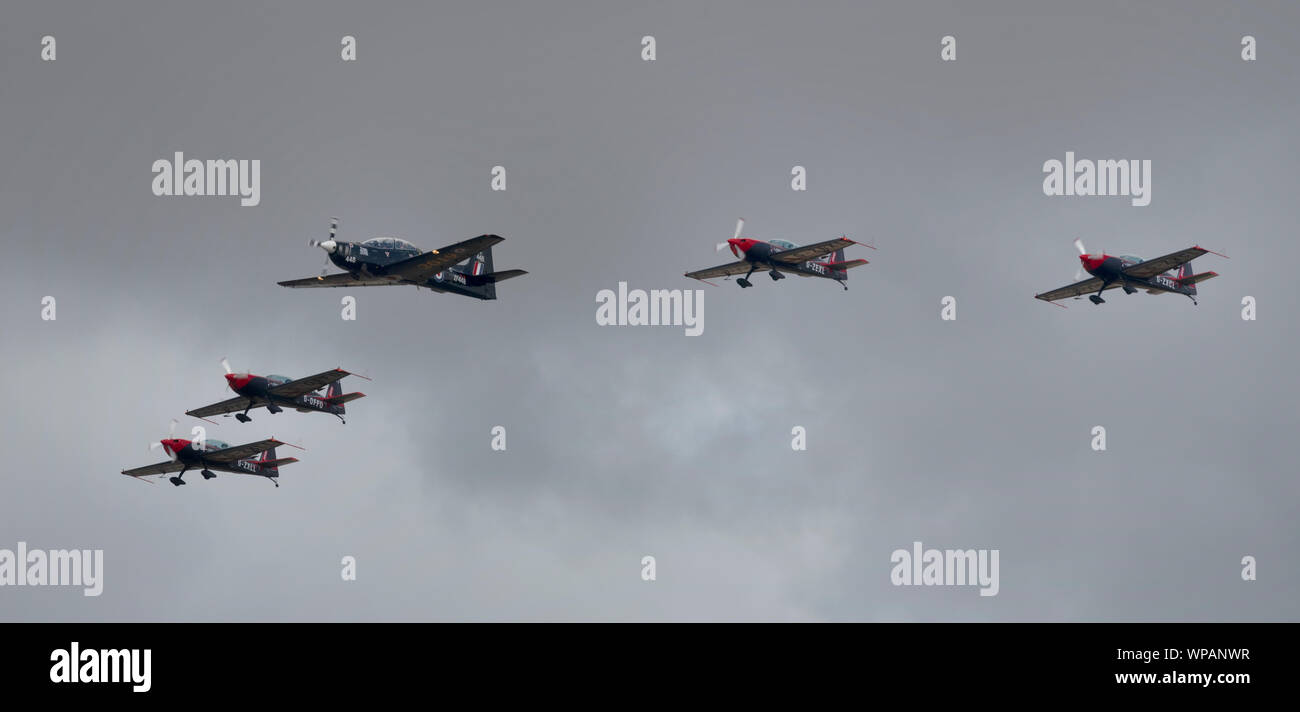 Eine RAF Tucano fliegt mit den Blades Aerobatic Display Team am 2019 Southport Air Show. Dies war die letzte Zeit die Tucano bei einer öffentlichen flog Stockfoto