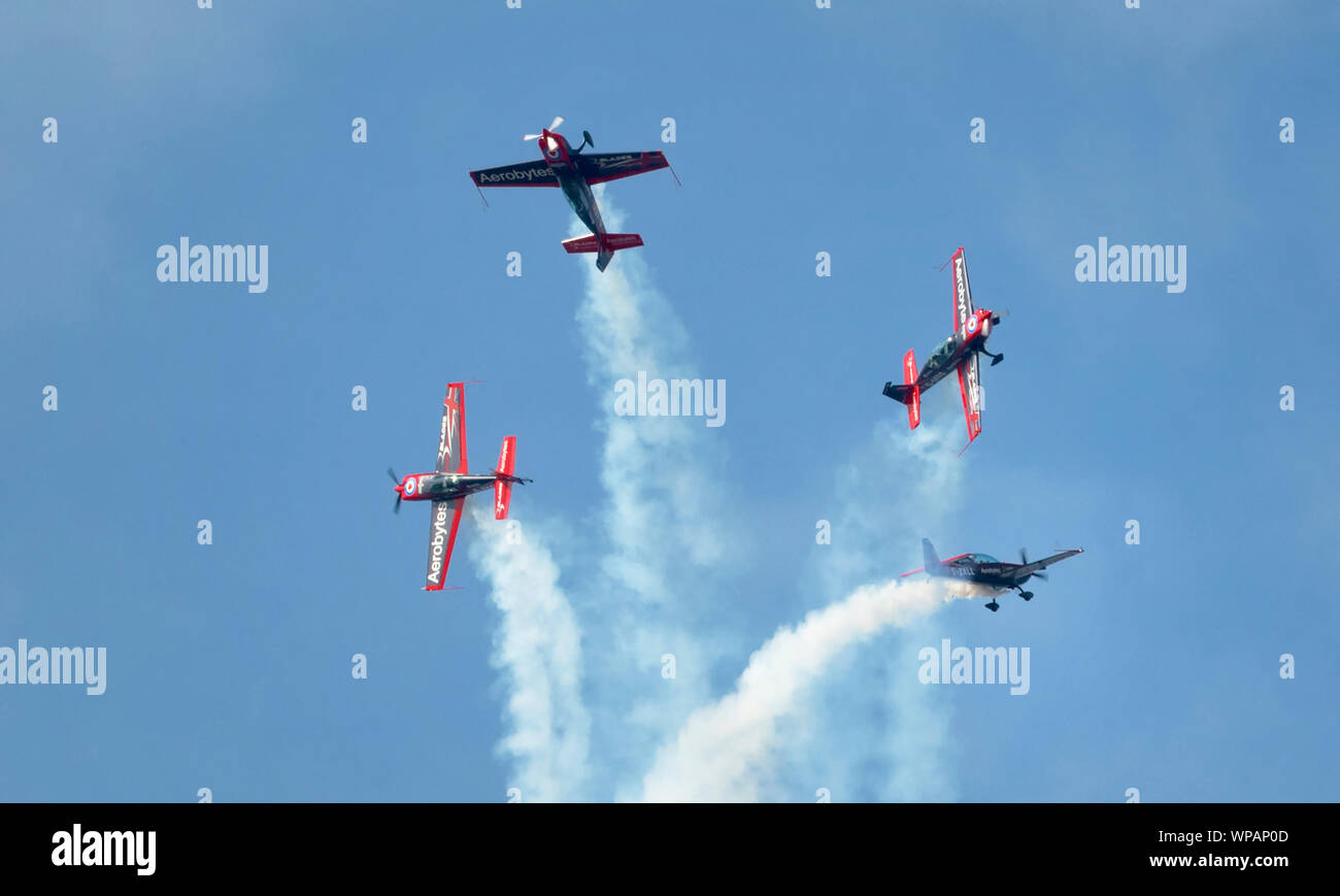 Die Blades Aerobatic Display Team durchführen an den 2019 Southport Air Show Stockfoto