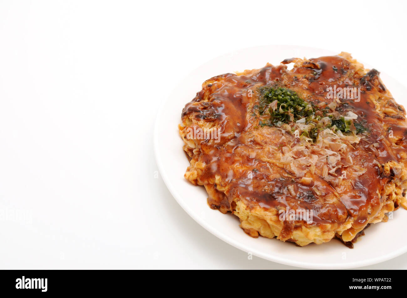 Okonomiyaki japanische Pfannkuchen auf der Platte auf weißem Hintergrund Stockfoto