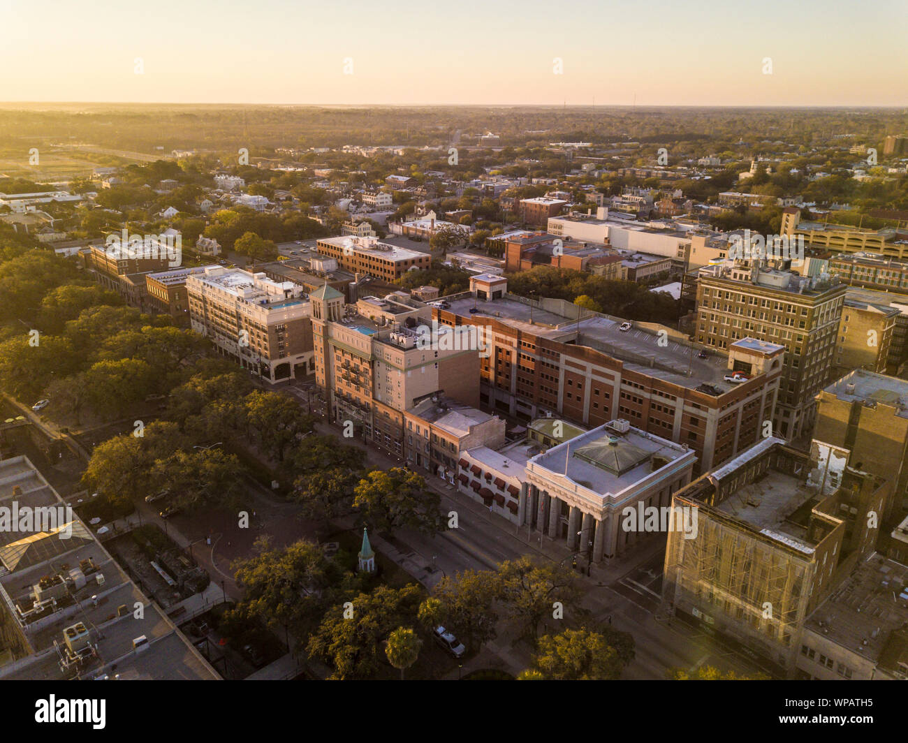 Luftaufnahme von Downtown Savannah, Georgia, USA im Morgengrauen. Stockfoto