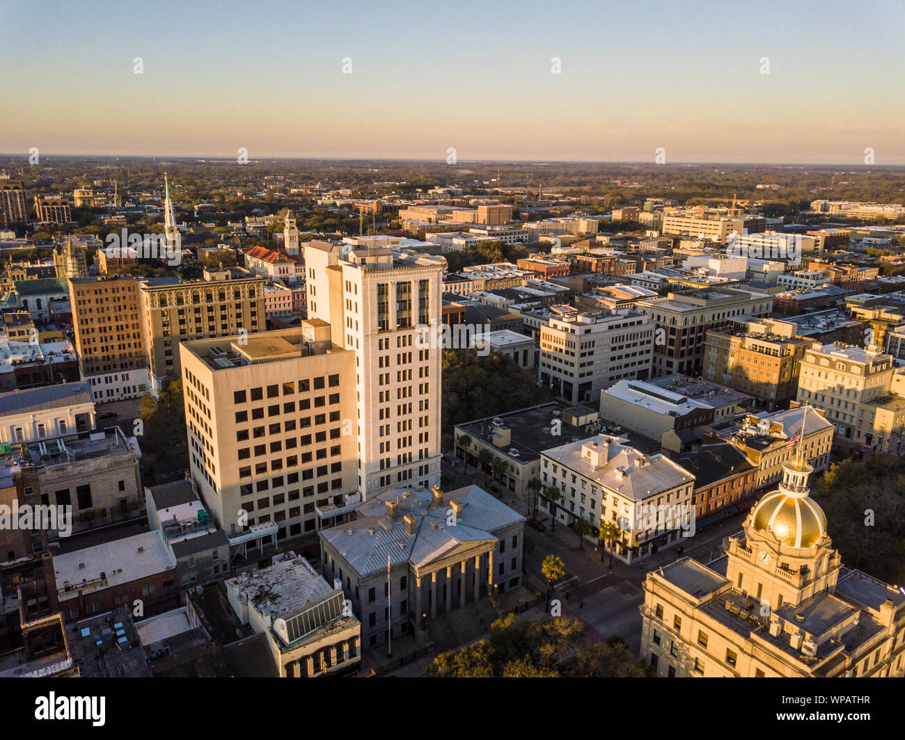 Luftaufnahme von Downtown Savannah, Georgia, USA, in der Dämmerung. Stockfoto