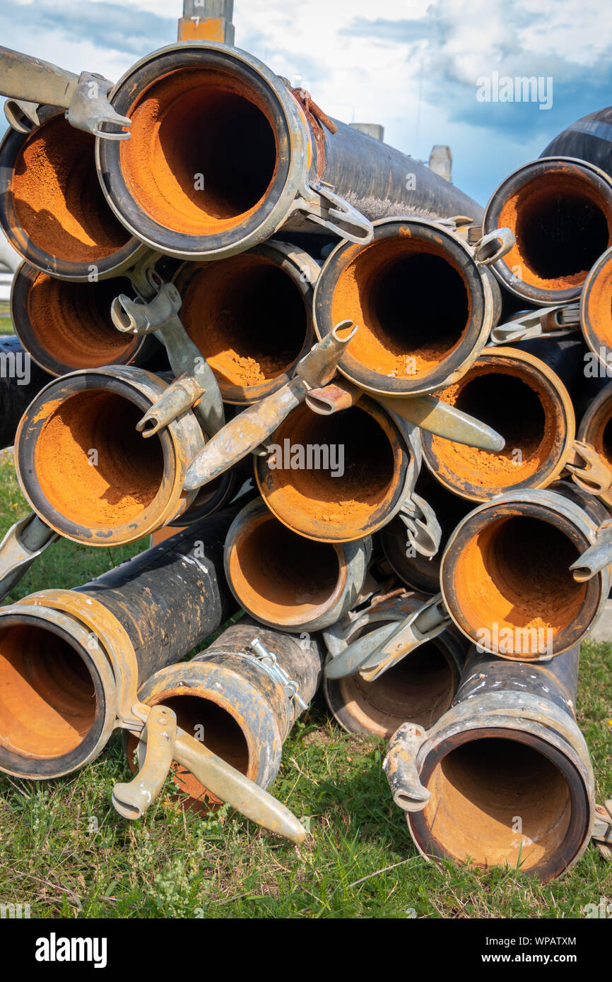 Quelle drainage Röhrchen gestapelt und in der Regel verwenden Sie für den Transport von Wasser, um sicherzustellen, dass die Arbeiten gut bleibt trocken Stockfoto
