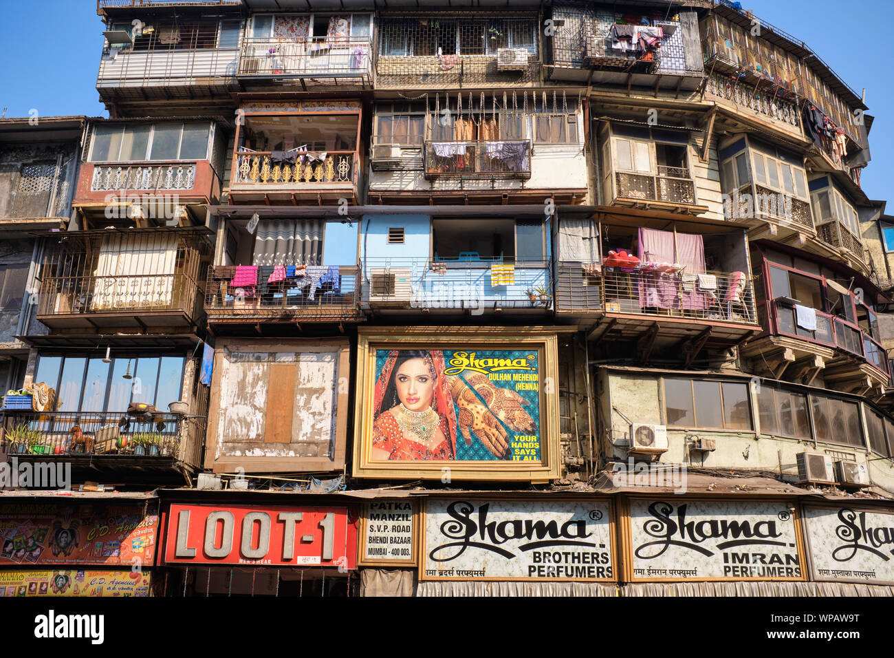 Ein großes Wohngebäude in der verstopften Bhendi Bazar Gegend, Mumbai, Indien, bestehend aus zahlreichen Ramshackle, einzeln besaßen Wohnungen Stockfoto
