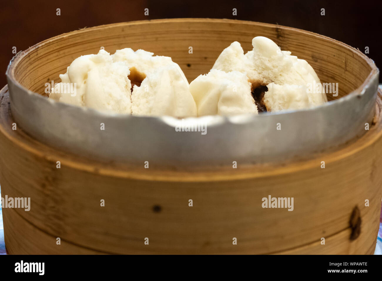 Kantonesische Dim Sum Knödeln in Bambus Steamer Stockfoto