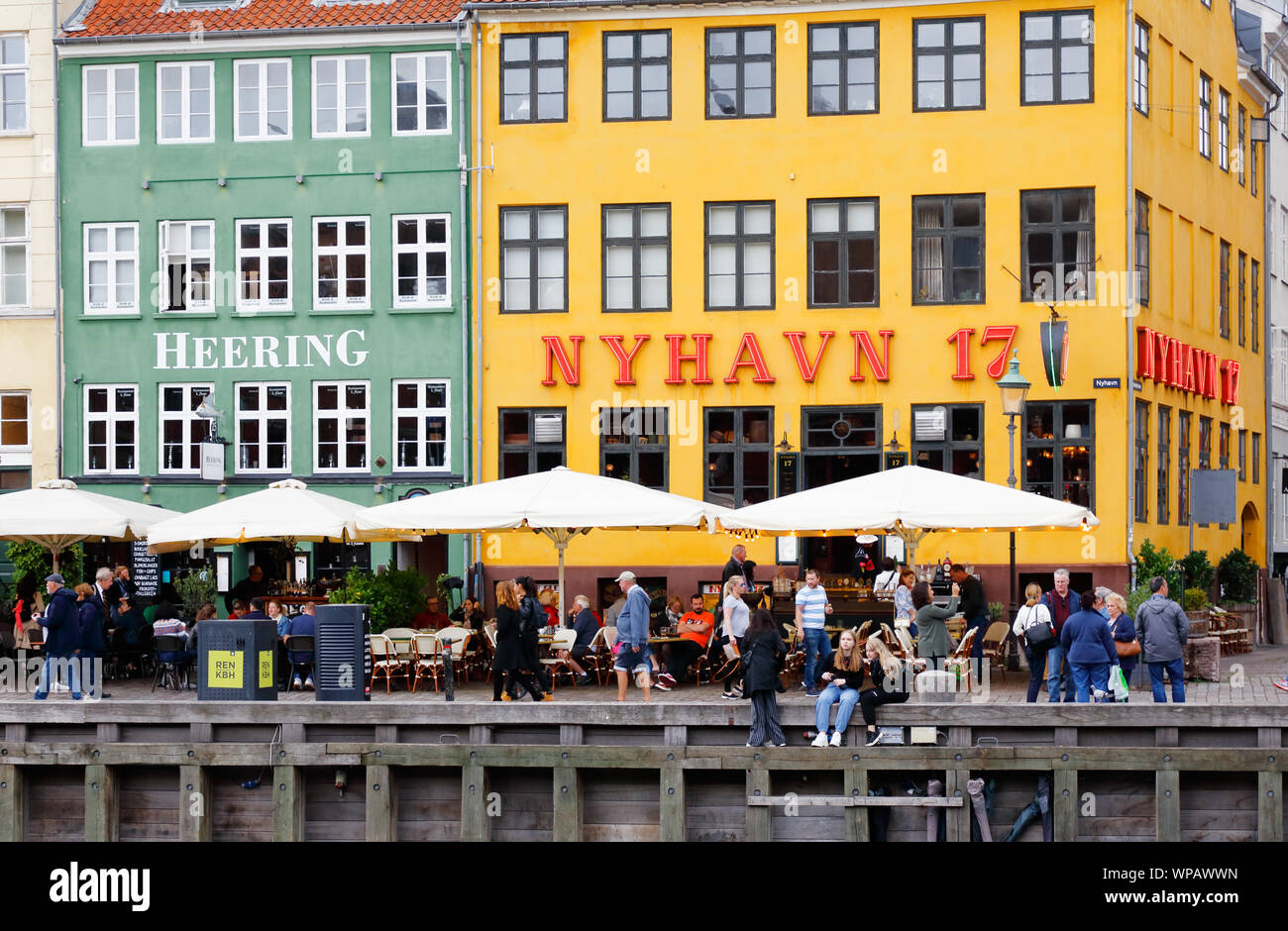 Kopenhagen, Dänemark - 4 September, 2019: Gebäude, Restaurants und die Leute an der Straße Nyhavn. Stockfoto