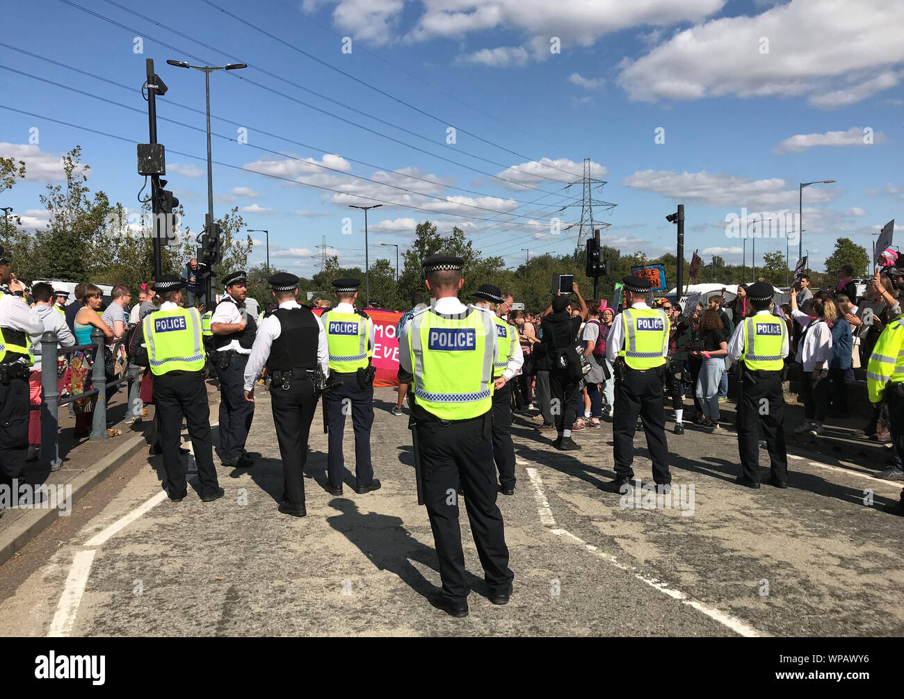 LGBT-Aktivisten, von der Kampagne gegen den Waffenhandel und Lesben und  Schwule unterstützen die Migranten Gruppe, Block eine der Strassen in der  Nähe des Excel Exhibition Centre in East London aus Protest gegen